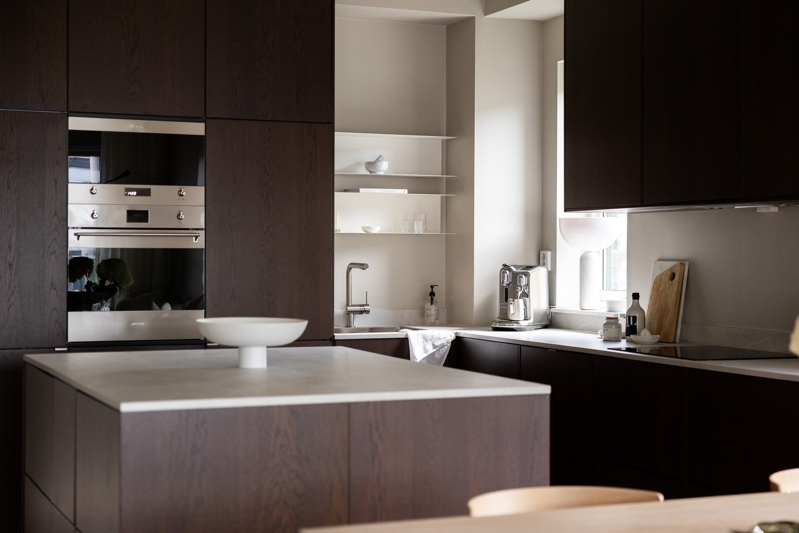 Stort og sosialt kjøkken med praktisk løsninger, lekre detaljer og mye arbeidsplass. Galleribilde