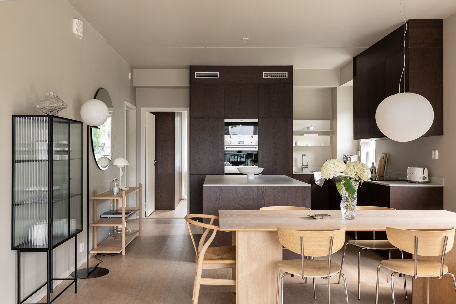 Praktisk planløsning med åpen kjøkkenløsning vendt mot stue. Galleribilde