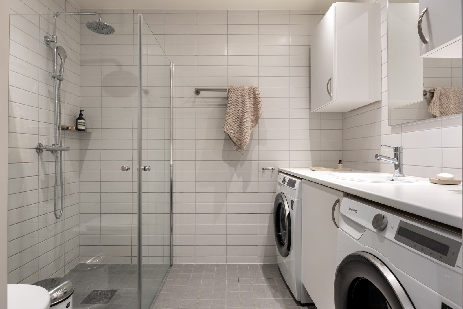 Lyst og pent baderom fra byggeåret 2017 med flislagt gulv med gulvvarme. Galleribilde