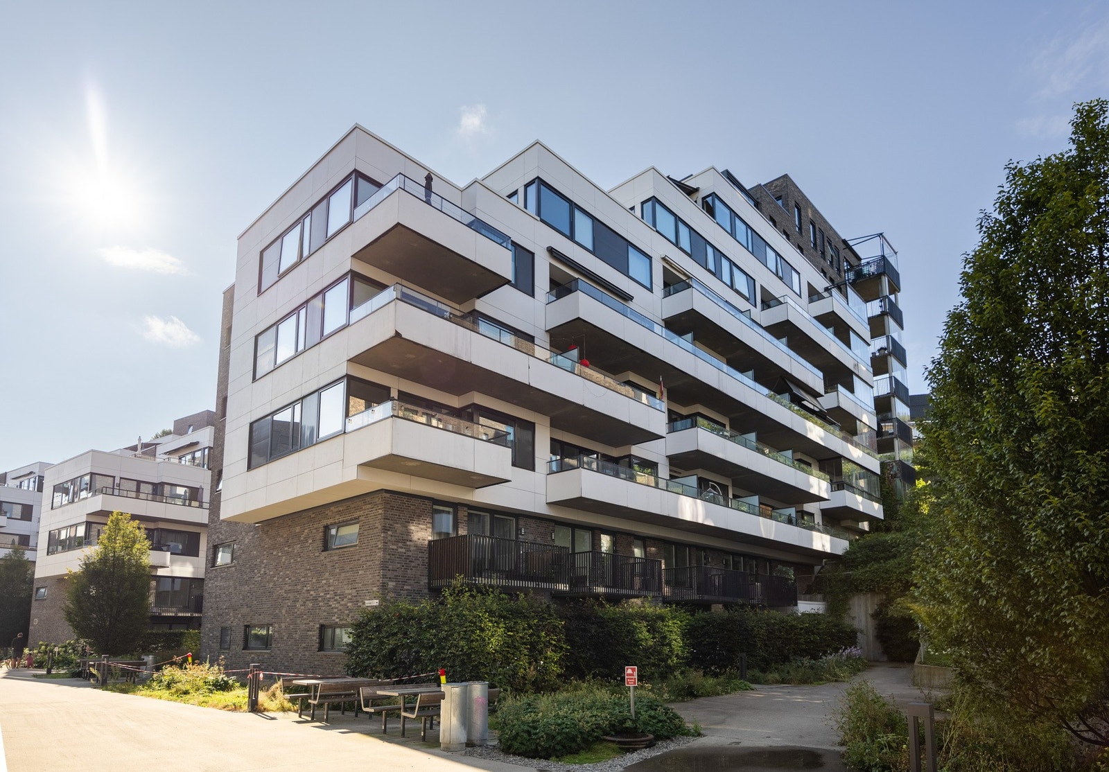 Perfekt beliggenhet for deg som ønsker å bo sentralt. Området byr på flere lekeplasser og flotte rekreasjonsområder. Galleribilde