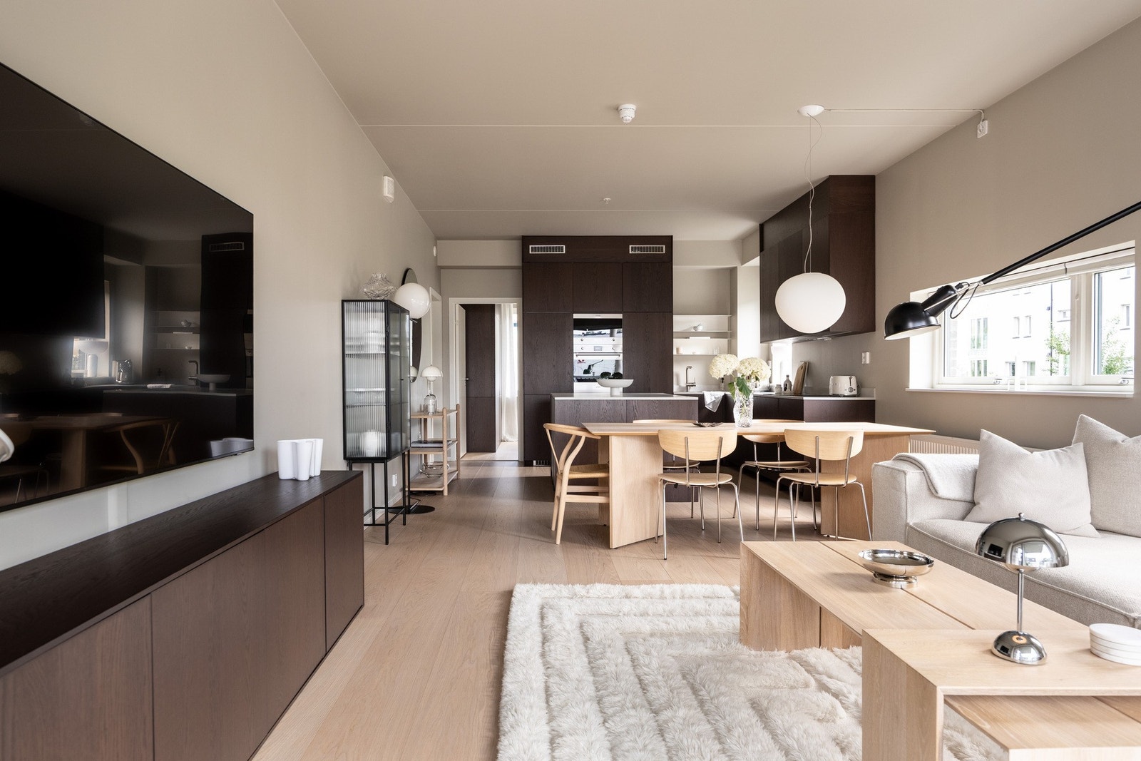 Gjennomgående høy standard med overflateoppussing fra 2022 (maling, sparkling, fuging), samt nytt kjøkken og parkettgulv fra 2022. Galleribilde