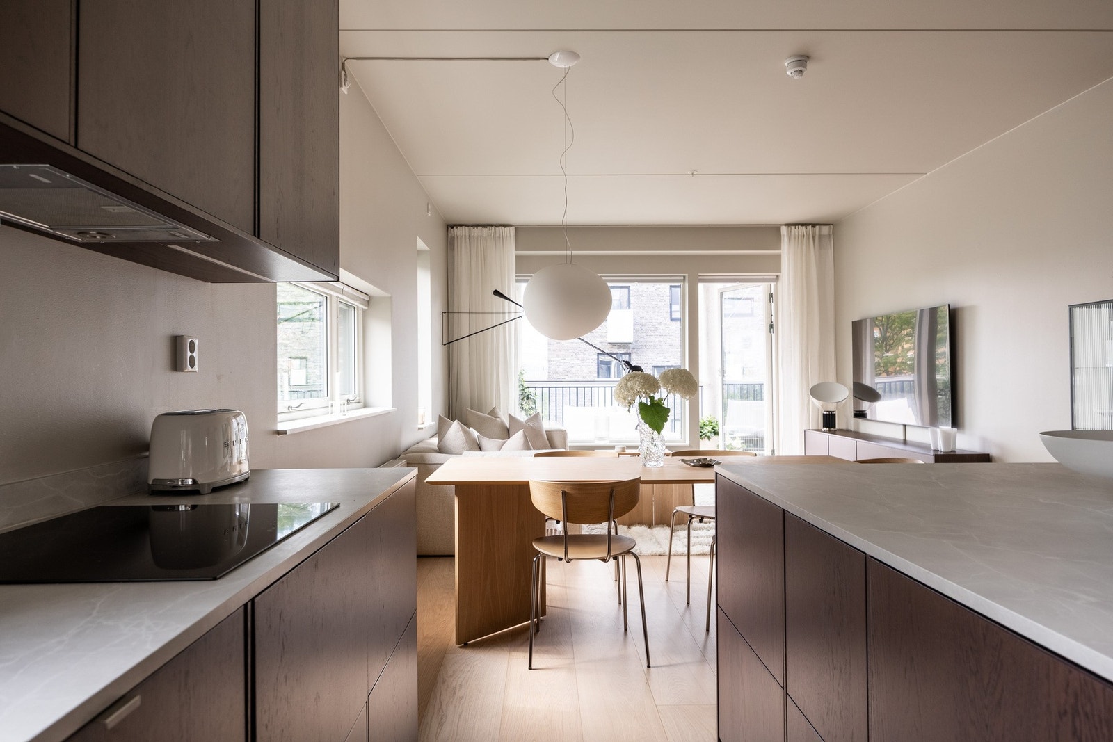 Leiligheten har store vindusflater som slipper inn mye naturlig lys. Galleribilde