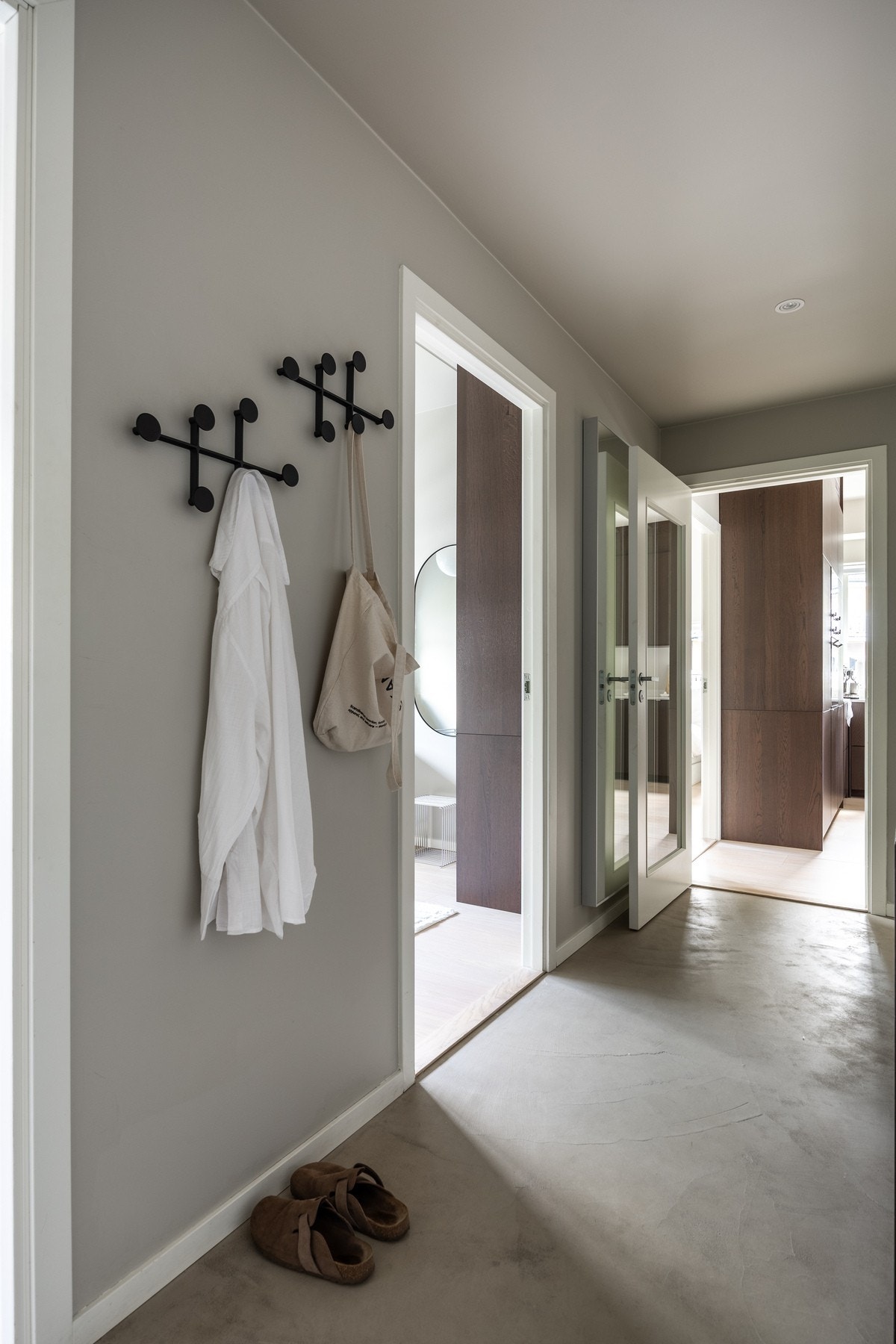 Lys og romslig entré med mikrosement fra 2022. Galleribilde