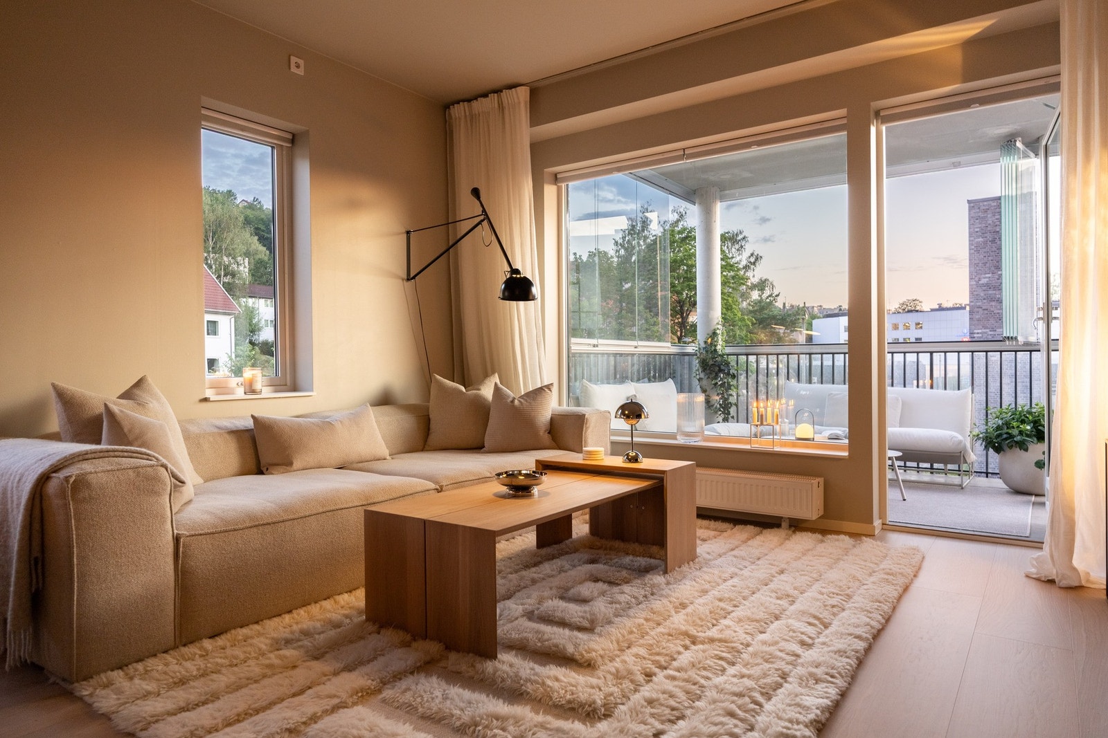 Belagt med parkettgulv fra 2022 i alle rom, utenom bad, toalettrom og entré. Galleribilde