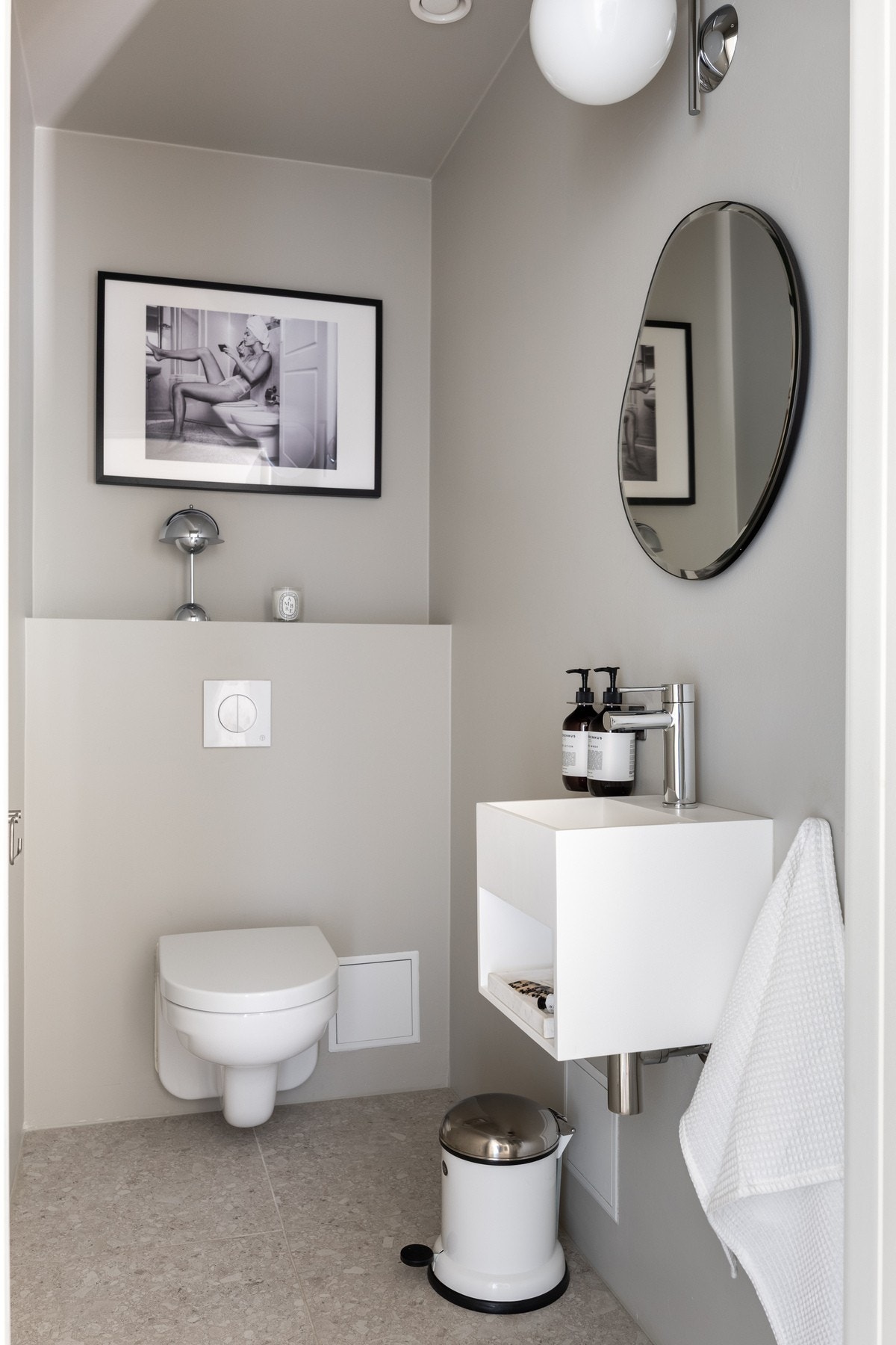 Leiligheten har et ekstra toalettrom med gulvvarme. Nye lyse fliser og innredning fra 2023. Galleribilde