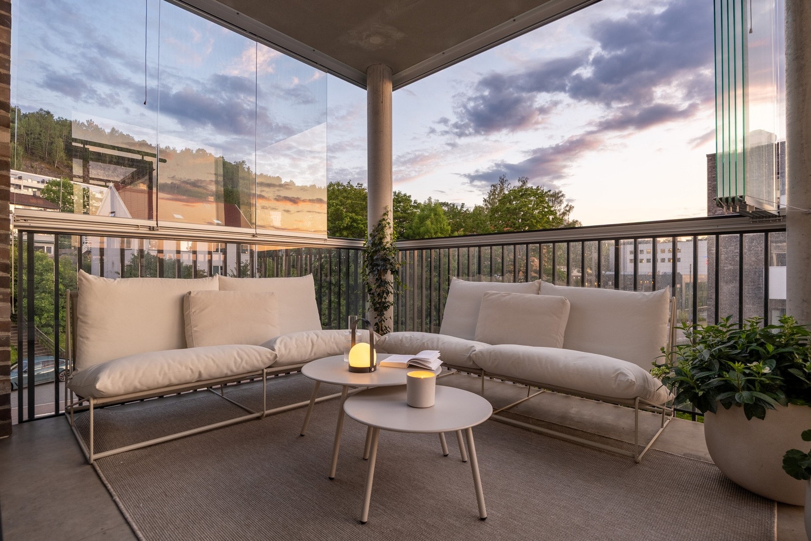 Gode solforhold fra soloppgang (kl. 05:00) på soverommet til solnedgang (kl. 22:30) i stuen/balkongen. Galleribilde