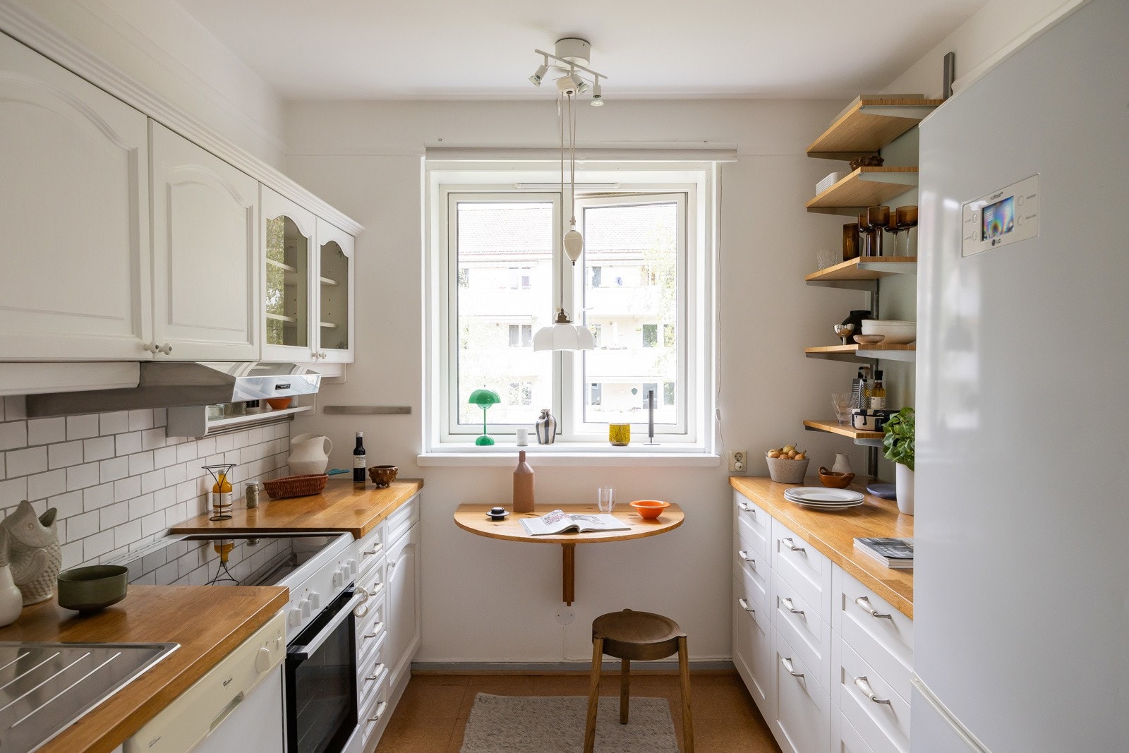 Separat kjøkken. Innredningen består hovedsakelig av eldre skap med malte fyllingsfronter, samt IKEA-underskap. Galleribilde