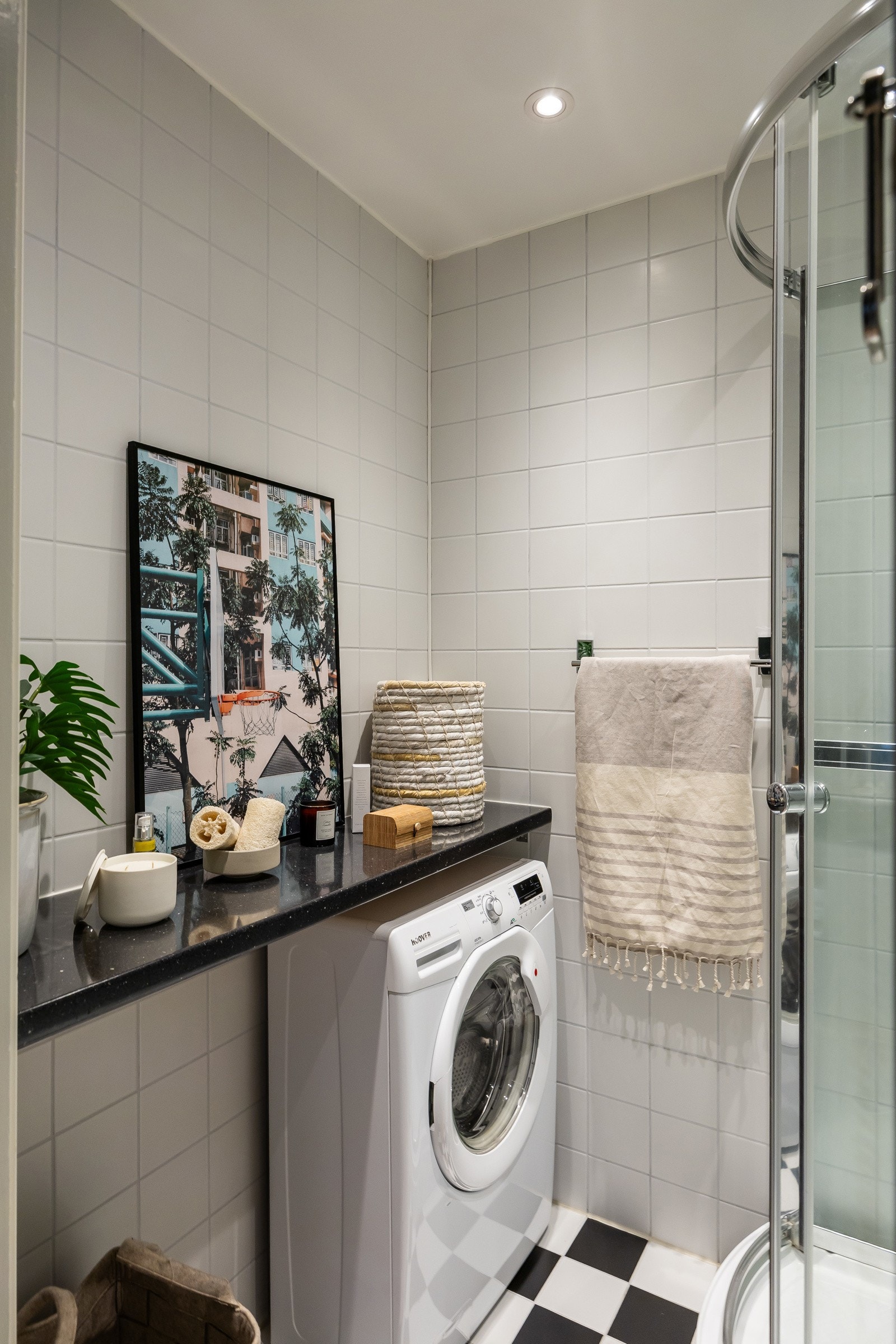 Badet har dusjkabinett, servant med servantskap og opplegg for vaskemaskin. Galleribilde