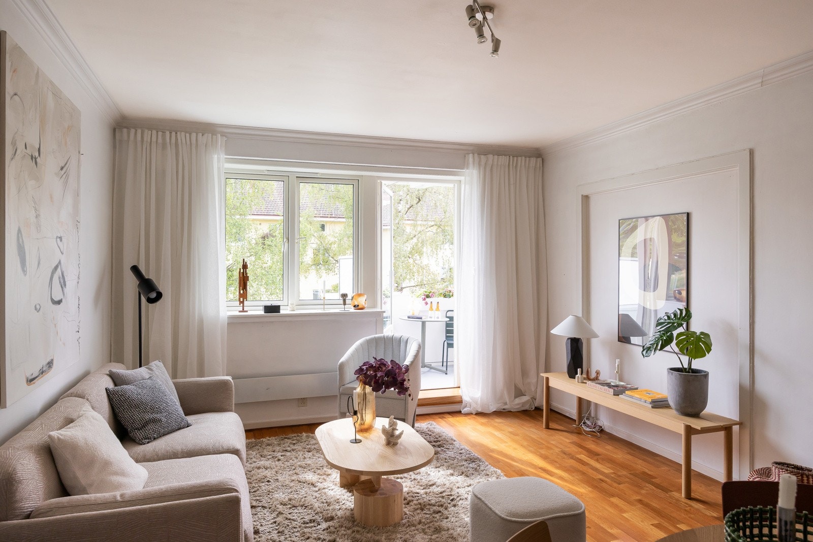 Romslig stue med god plass til både sofagruppe og spisebord. Galleribilde