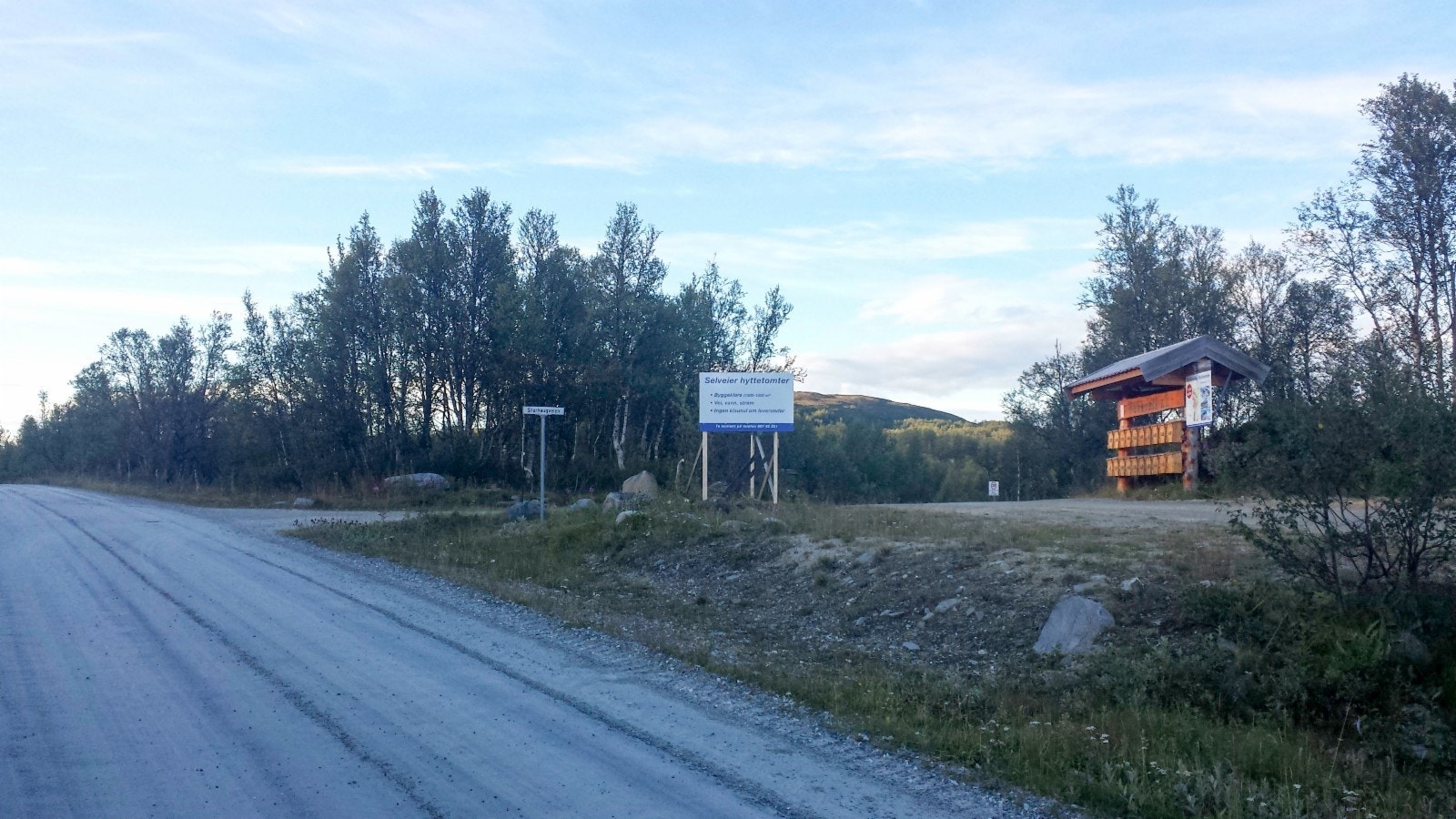 Avkjørsel til Bukkvold Nordvestre og felles postkassestativ til høyre når man kommer korteste vei fra Røros Galleribilde
