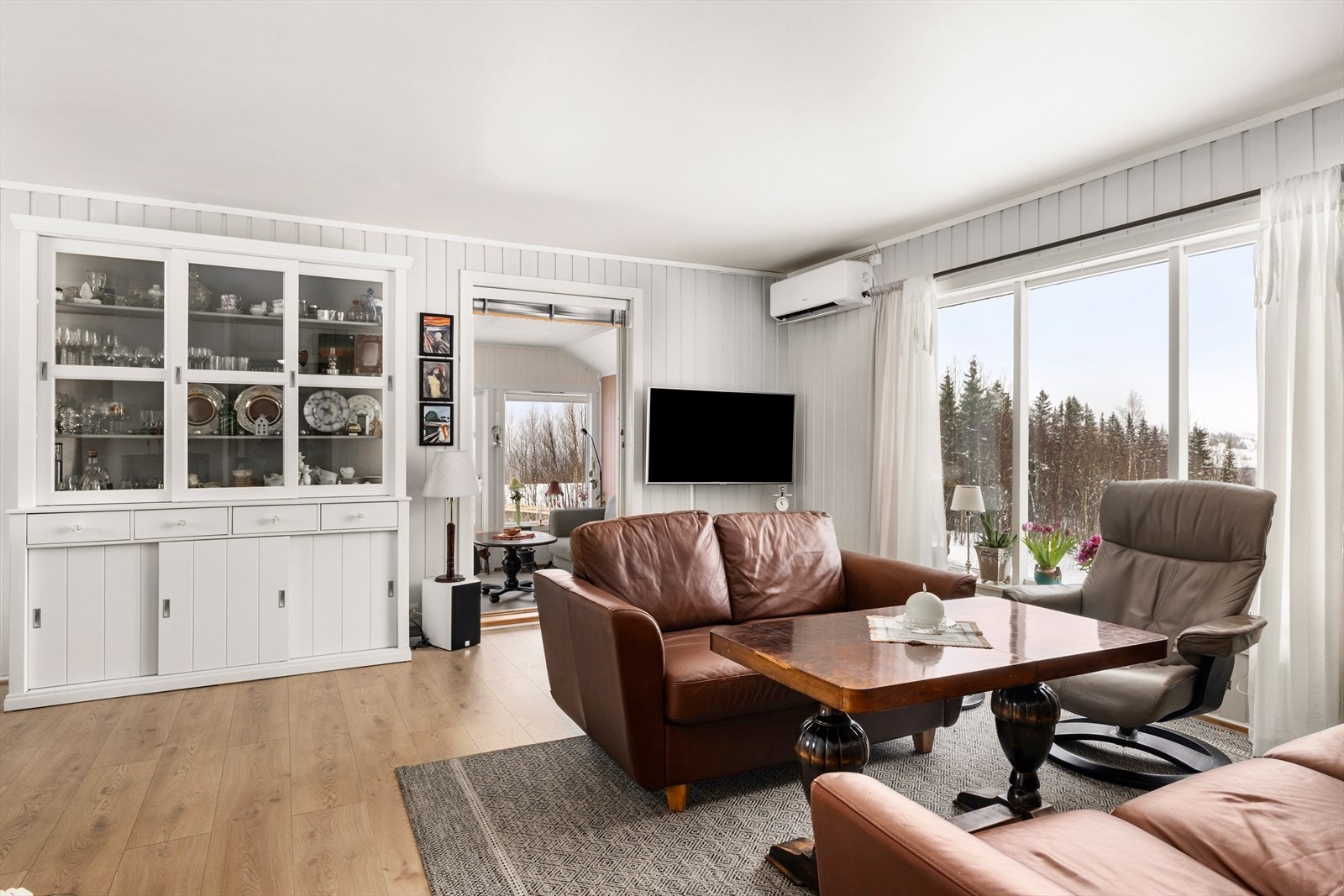 Her får du blant annet tre soverom, kjøkken, stue med spisestue, hagestue, vaskerom om bad. Galleribilde