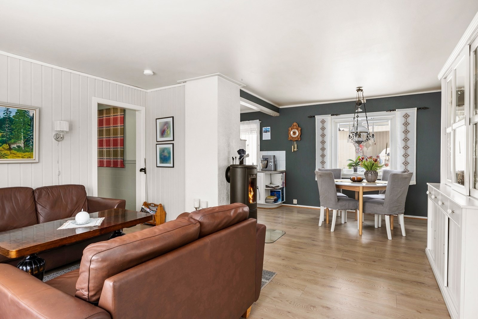 Det er åpen løsning mellom stue, spisestue og kjøkken. Galleribilde