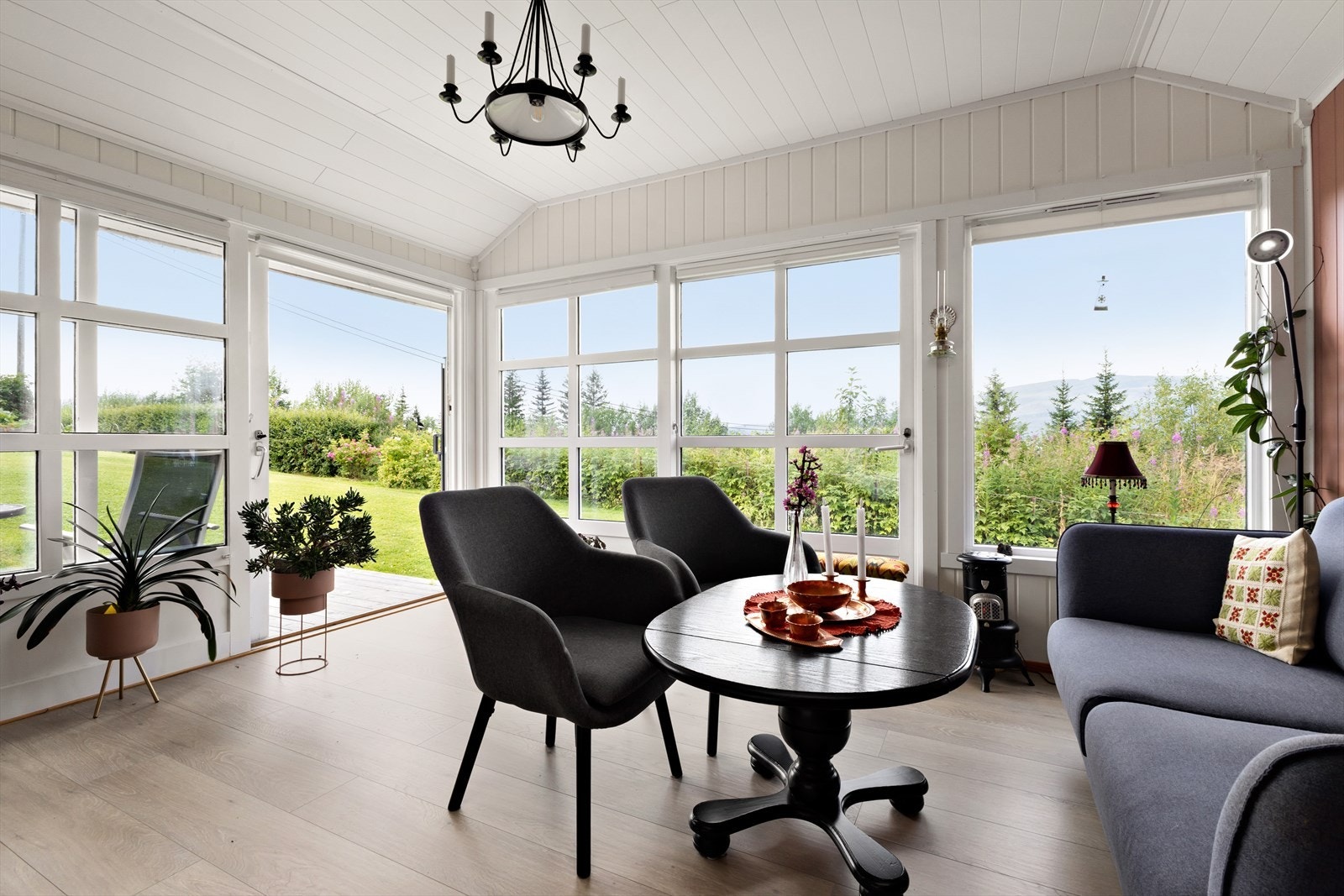 Stuen er påbygd med en koselig hagestue (se salgsoppgaven for mer informasjon) Galleribilde