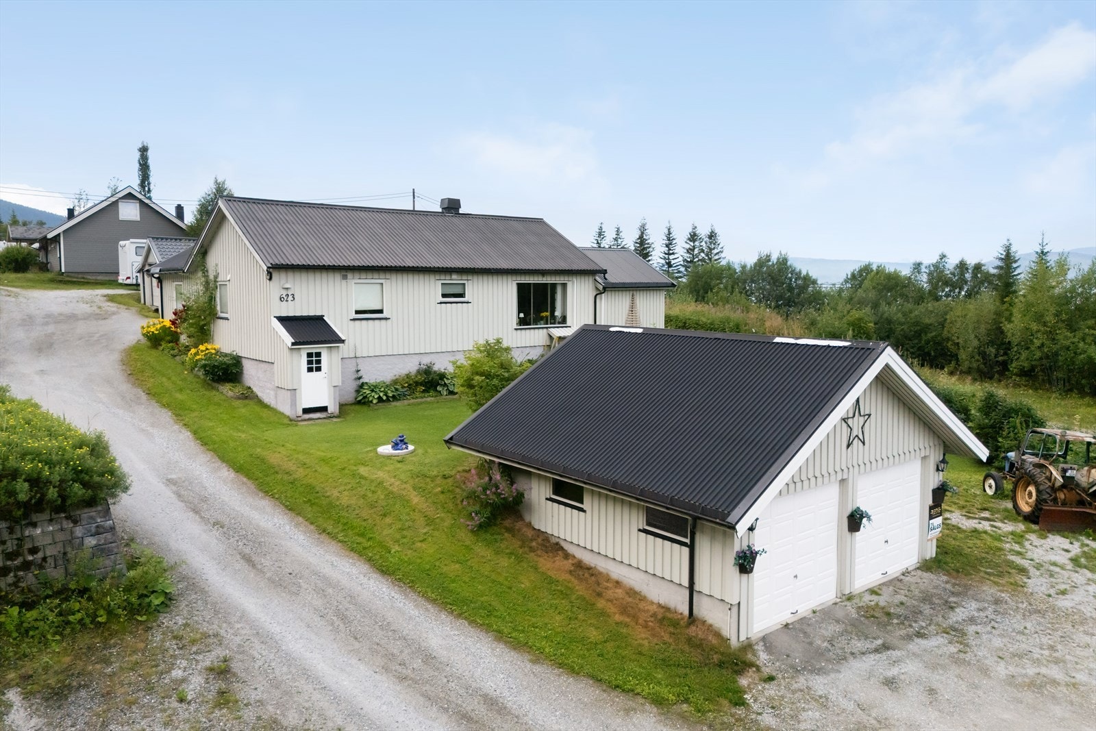Eiendommen består av 2 tomter som er bebygd med enebolig, dobbeltgarasje og uthus/garasje. Galleribilde