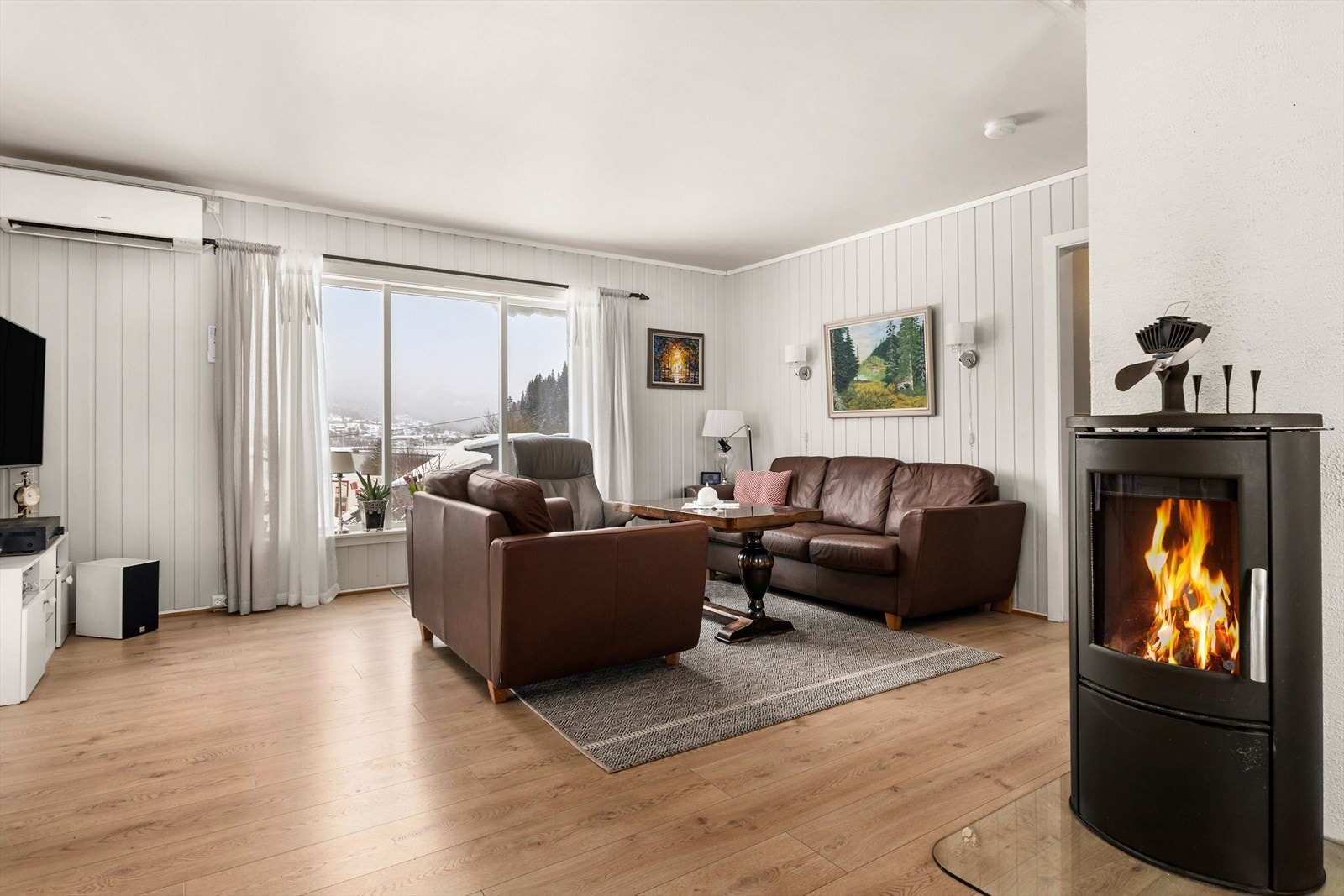 Boligen inneholder en romslig stue med gode møbleringsmuligheter Galleribilde