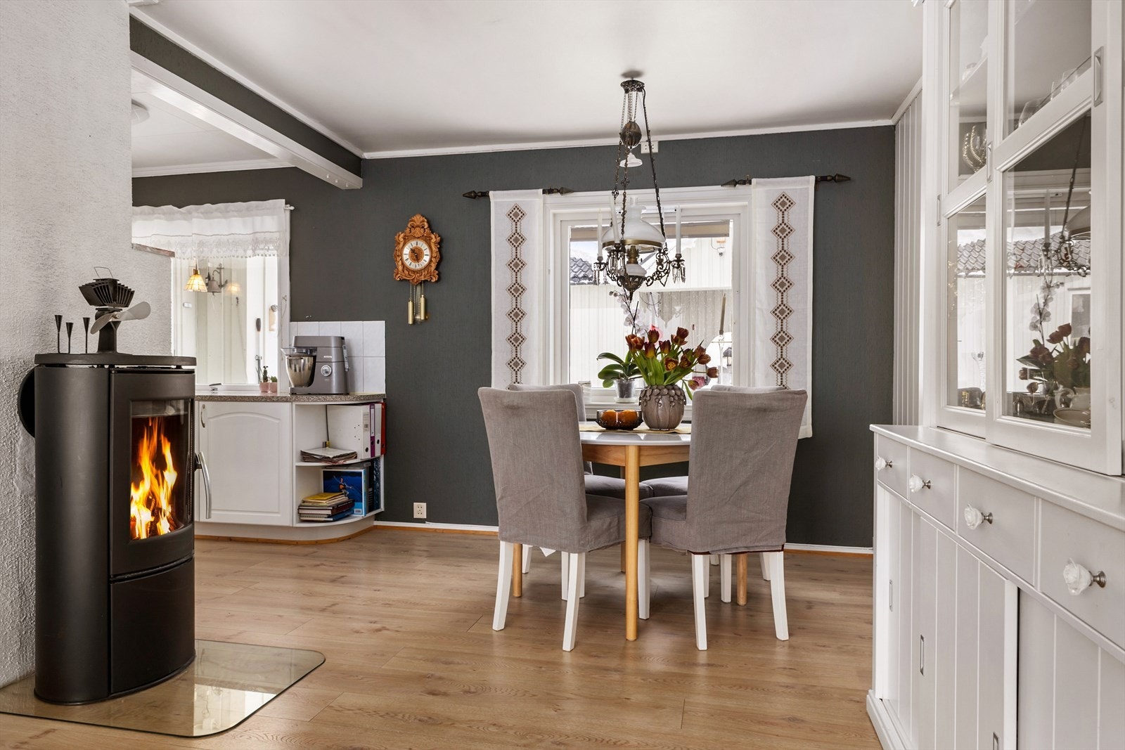 Boligen er overflateoppusset og malt i tidsriktige farger, noe som gir et stilrent og moderne uttrykk. Galleribilde