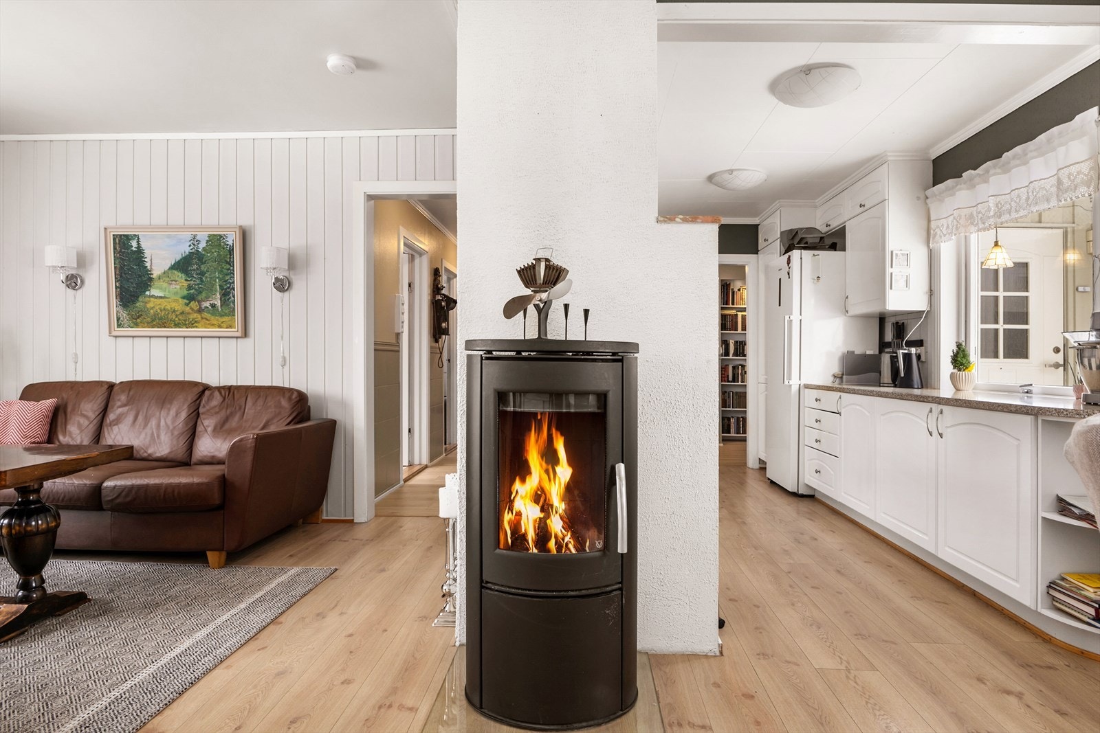 I stuen er det montert både vedovn og varmepumpe Galleribilde