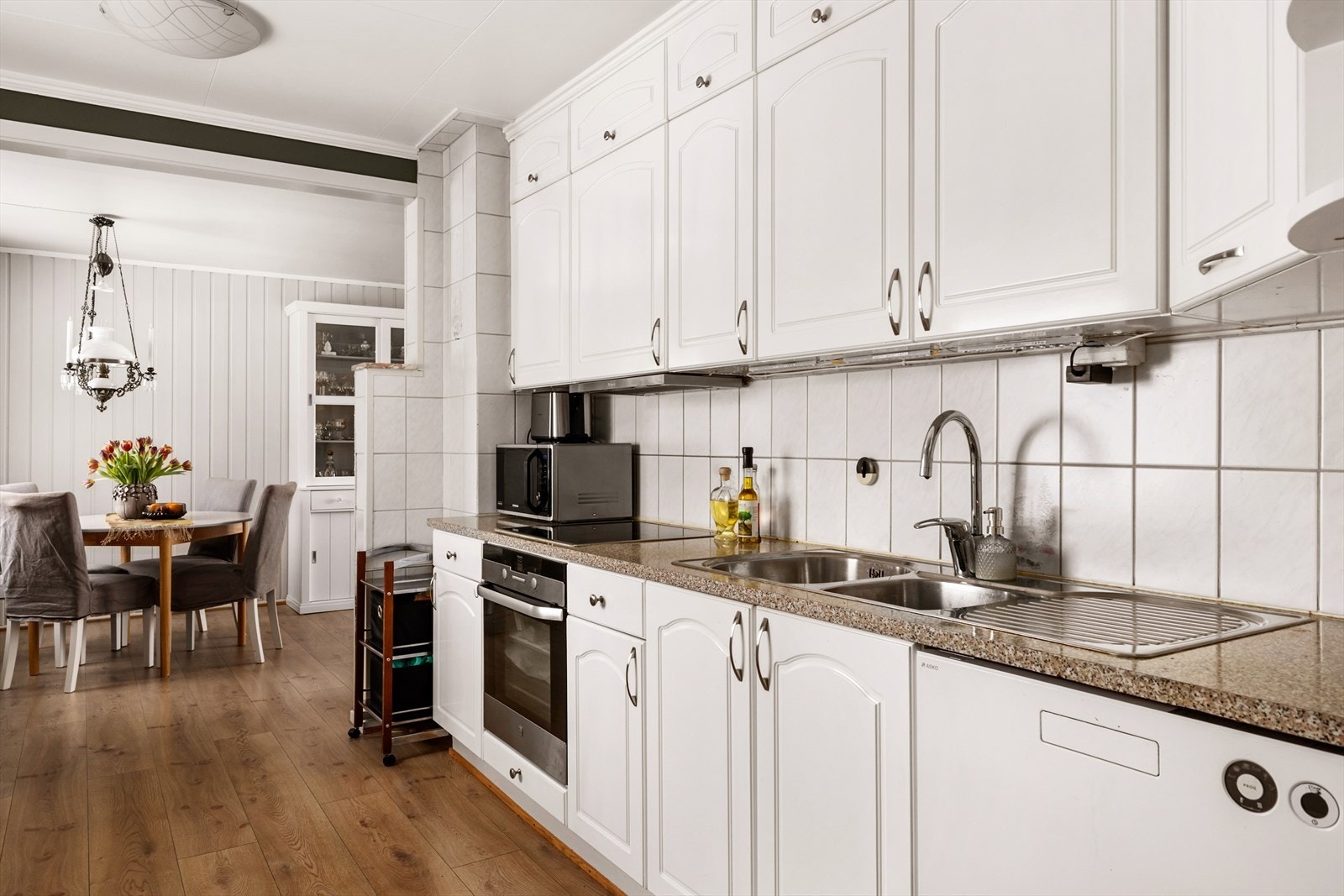 Plassen på kjøkkenet er godt utnyttet - her er det rikelig med skap- og benkeplass Galleribilde