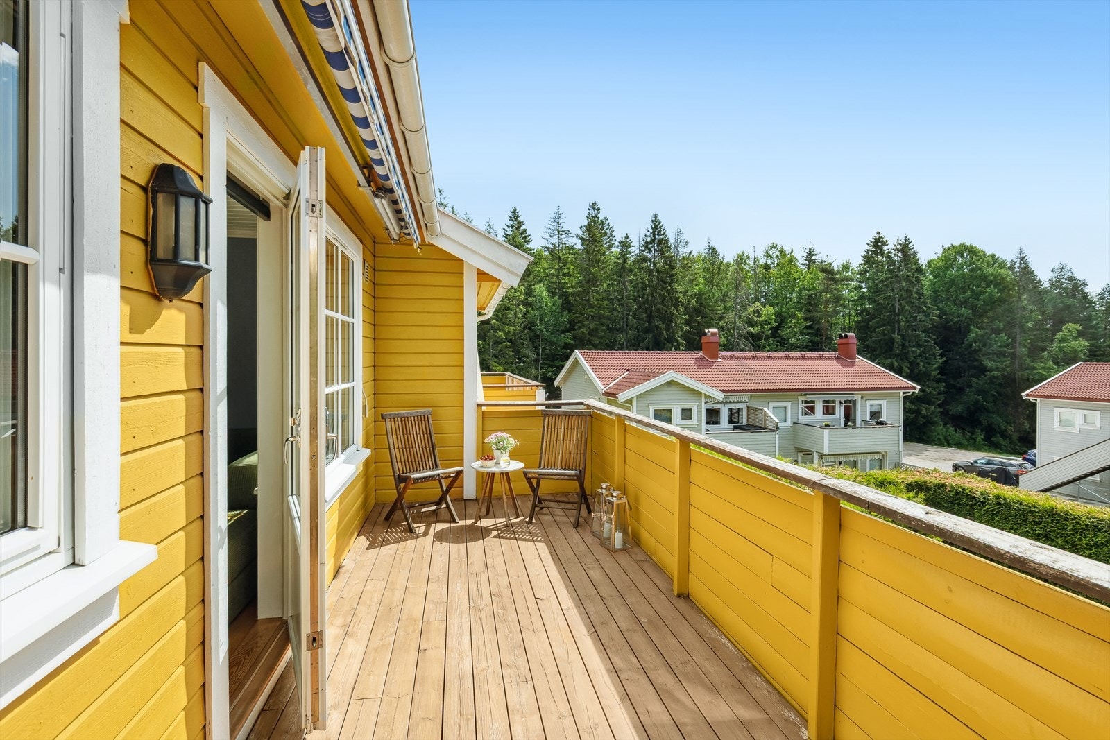 Verandaen vender mot syd med gode solforhold. Galleribilde
