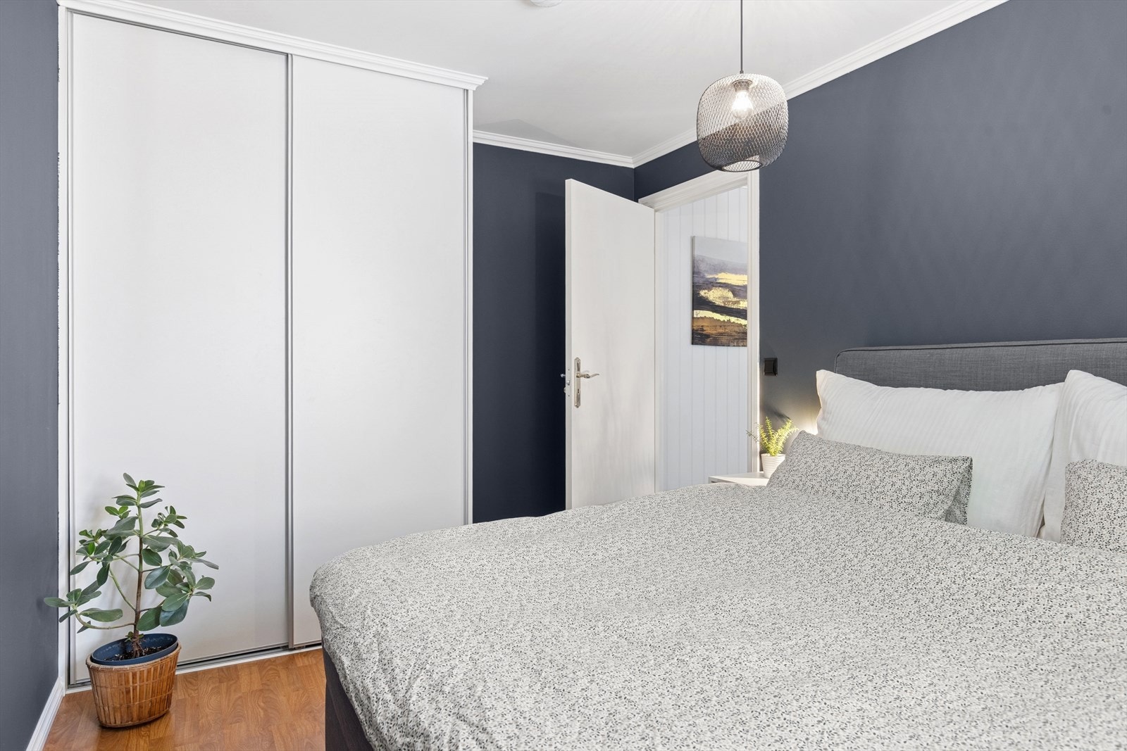 Hovedsoverommet har godt med oppbevaringsplass i skyvedørsgarderobe. Galleribilde