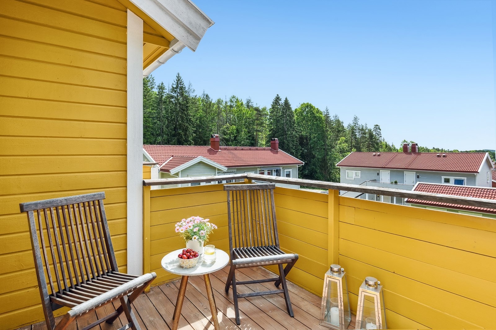 Verandaen er skjermet fra naboen. Galleribilde