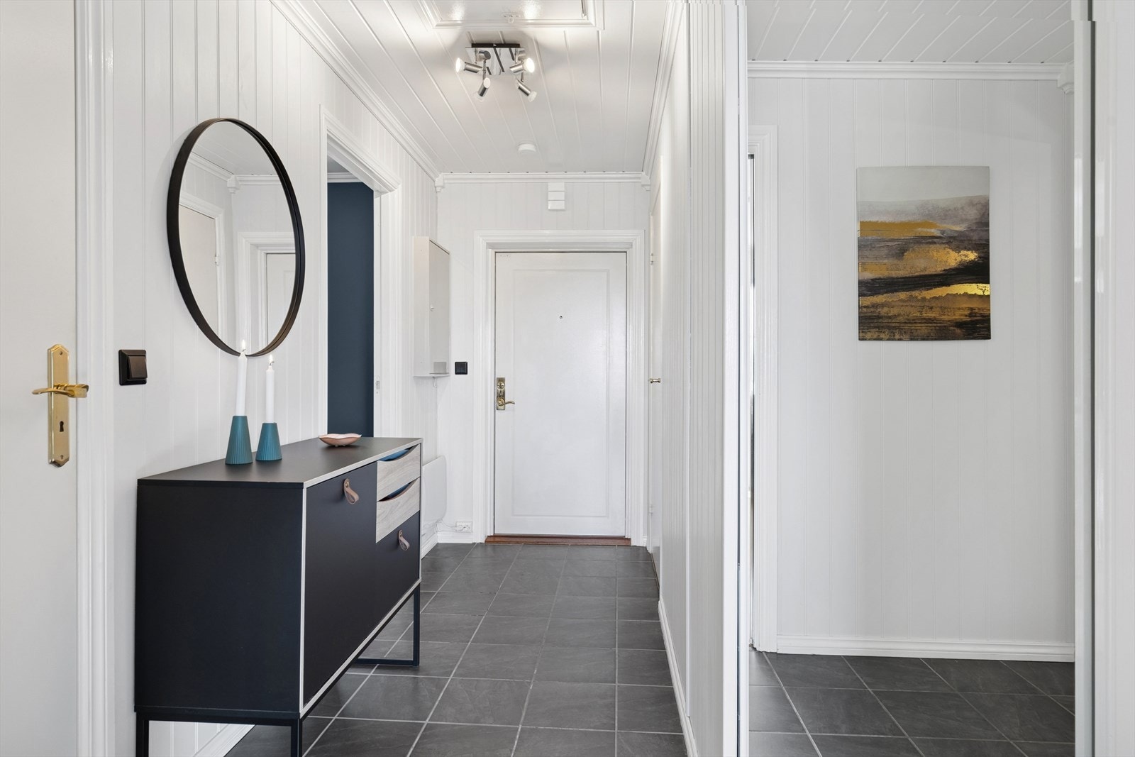 Man ønskes velkommen i en entré med flislagt gulv. Galleribilde