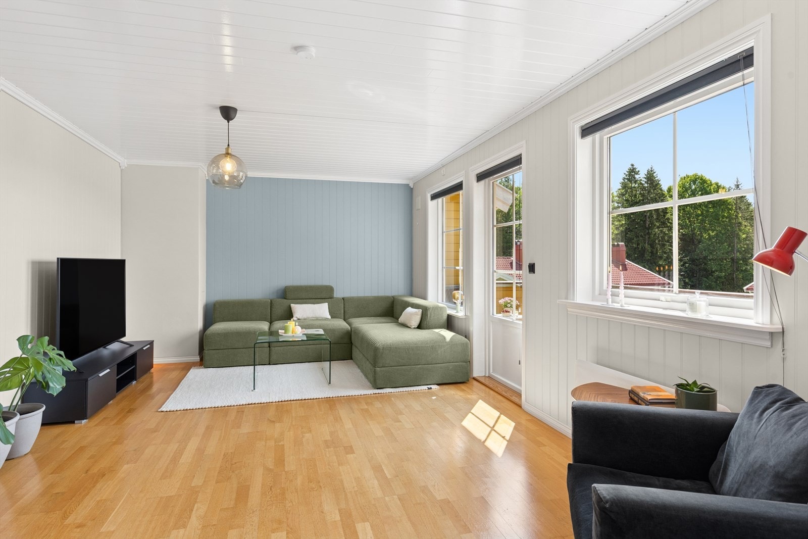 Stuen er lys og innbydende stue med flere møbleringsmuligheter. Galleribilde