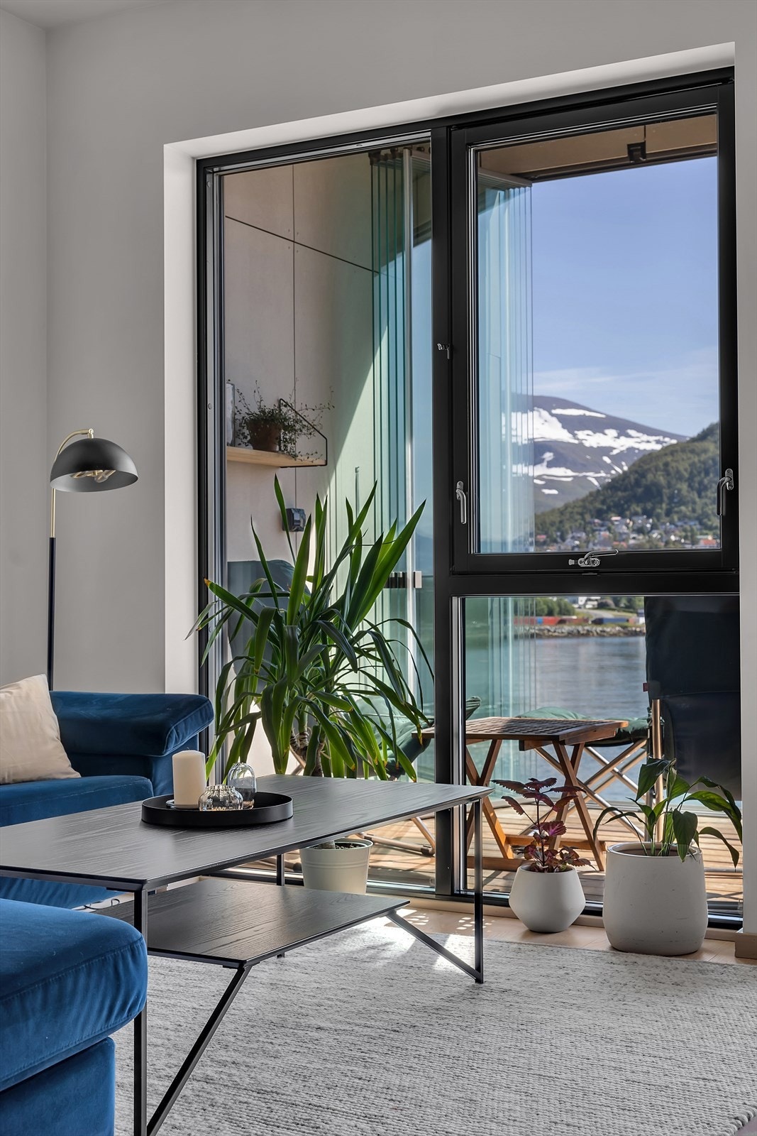 Store vinduer som slipper inn mye lys Galleribilde