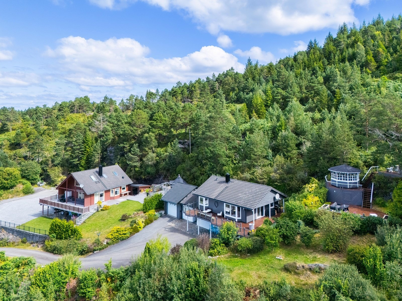 Her bor man tett på naturen med mange muligheter rett i nærheten. Her kan man blant annet gå direkte ut i skogen og følge lysløypen videre rundt Siglingavatnet - en svært populær rundløype. Galleribilde
