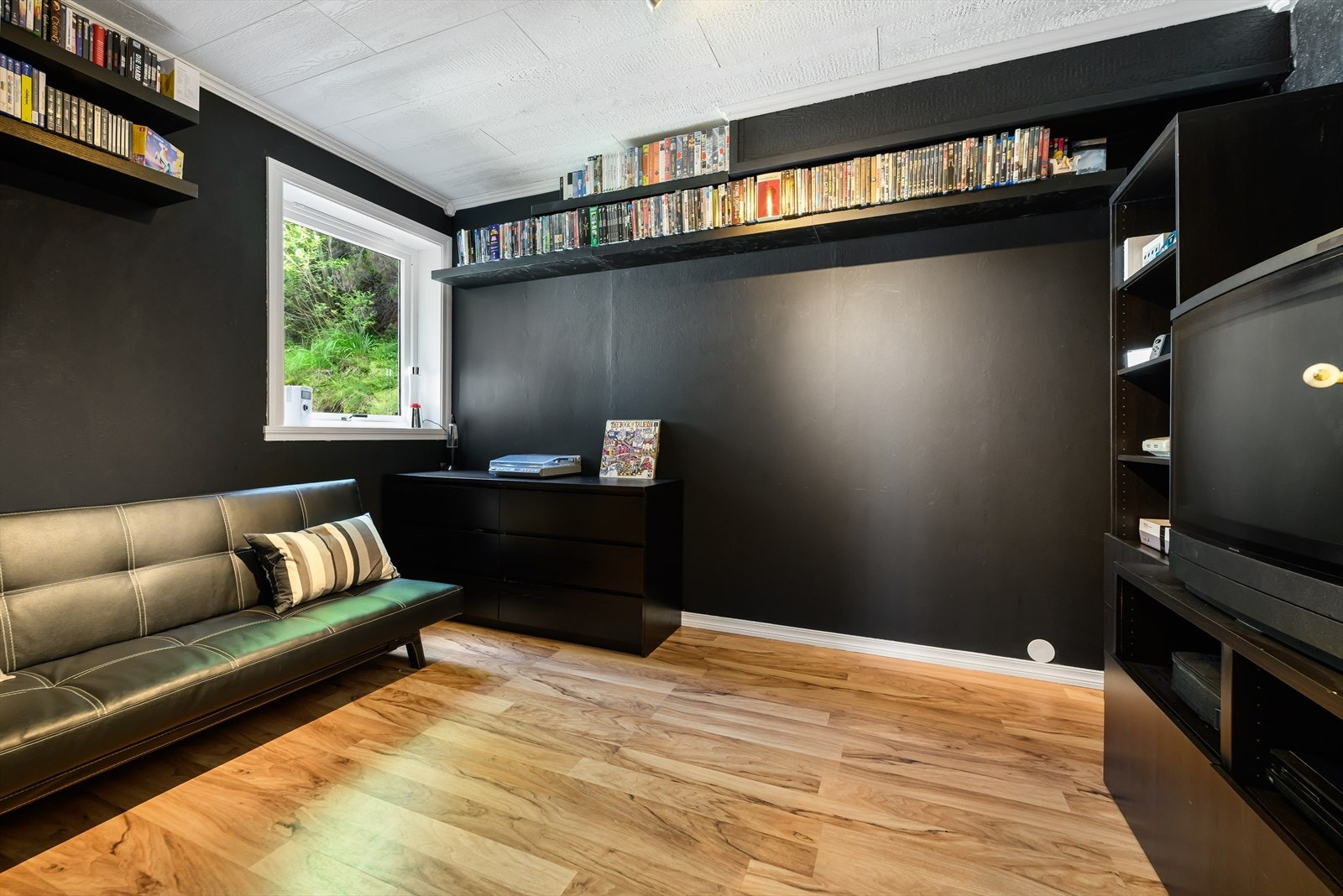 Alle soverommene har vindu av god størrelse, slette malte vegger og laminatgulv. Galleribilde