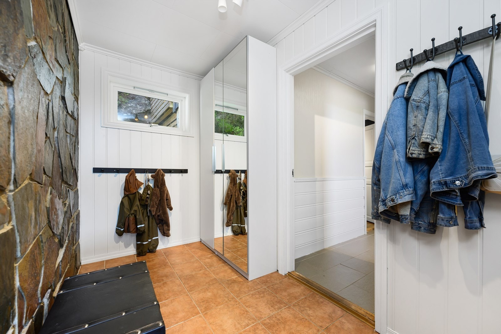 I entréen er det også innredet med et praktisk garderobeskap. Galleribilde