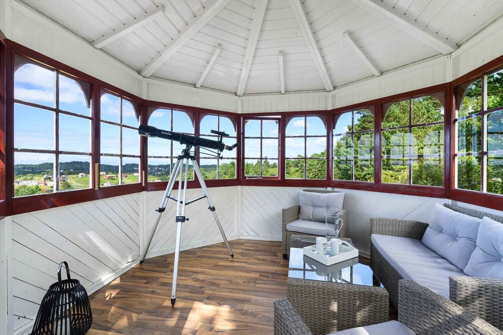 Lysthuset er på ca. 10m2, og har god plass til en liten sittegruppe. Galleribilde