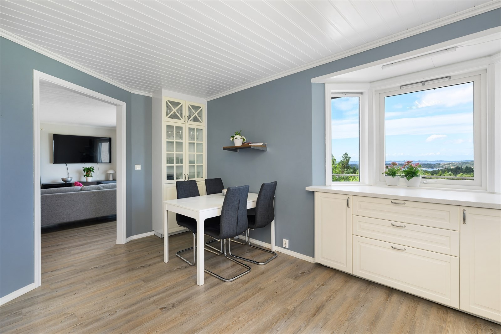 Her er det plass til et mindre spisebord - perfekt for frokosten i en traver hverdag. Galleribilde