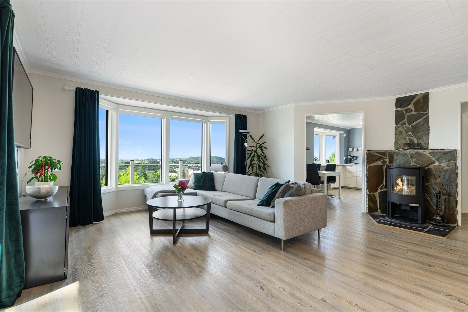 Stuen er svært romslig og har god plass til å innrede med både spisestue og sofagruppe. Galleribilde