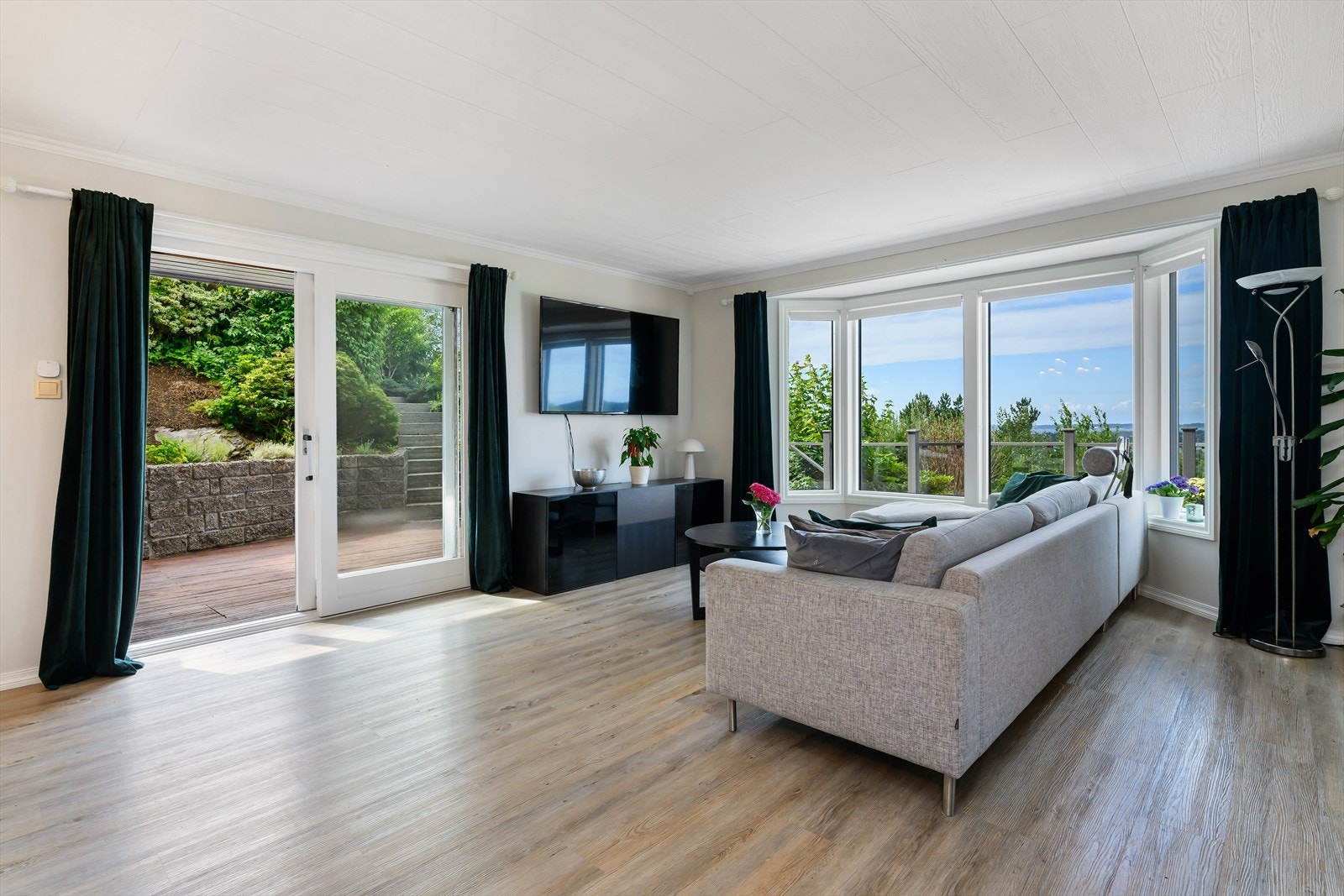 Verandaen har direkte utgang fra stuen, og blir en naturlig forlengelse av rommet på varme sommerdager. Galleribilde