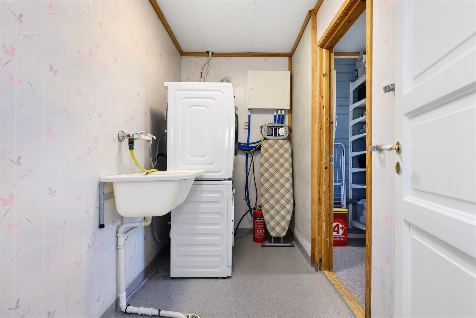 Vegg i vegg med badet har boligen et praktisk vaskerom med utslagsvask, opplegg for vaskemaskin og tørketrommel. Galleribilde