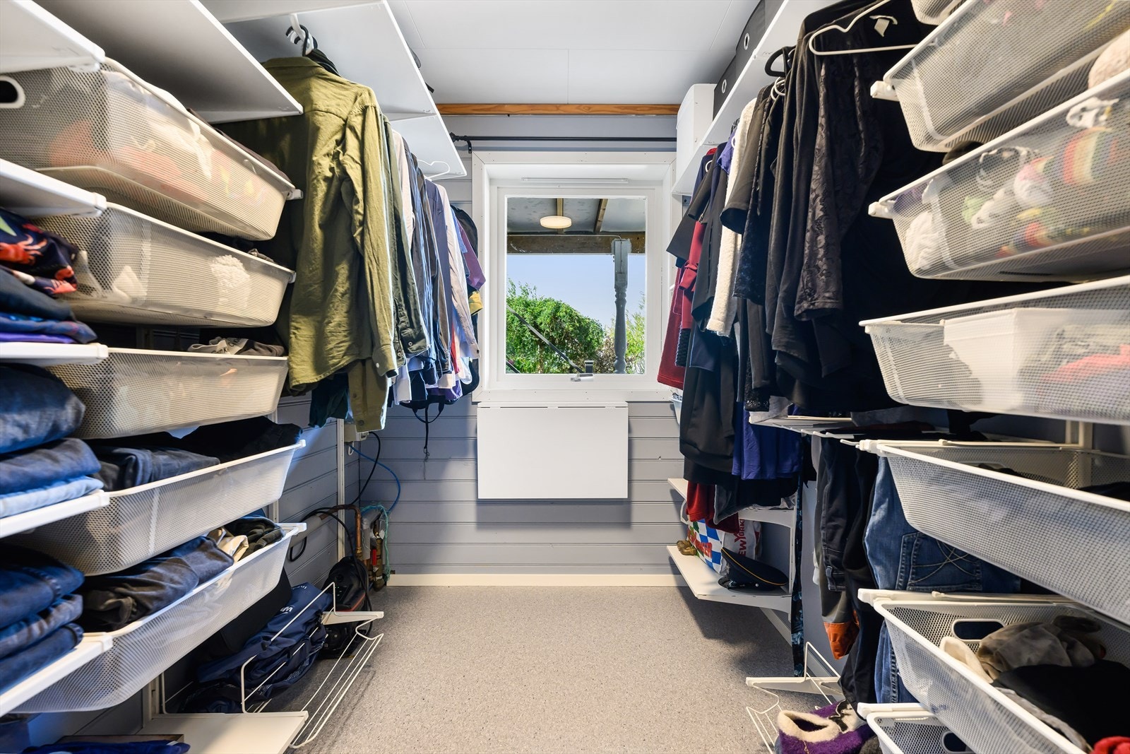 I tilknytning til vaskerommet har man også en bod som er praktisk innredet som garderobe. Galleribilde