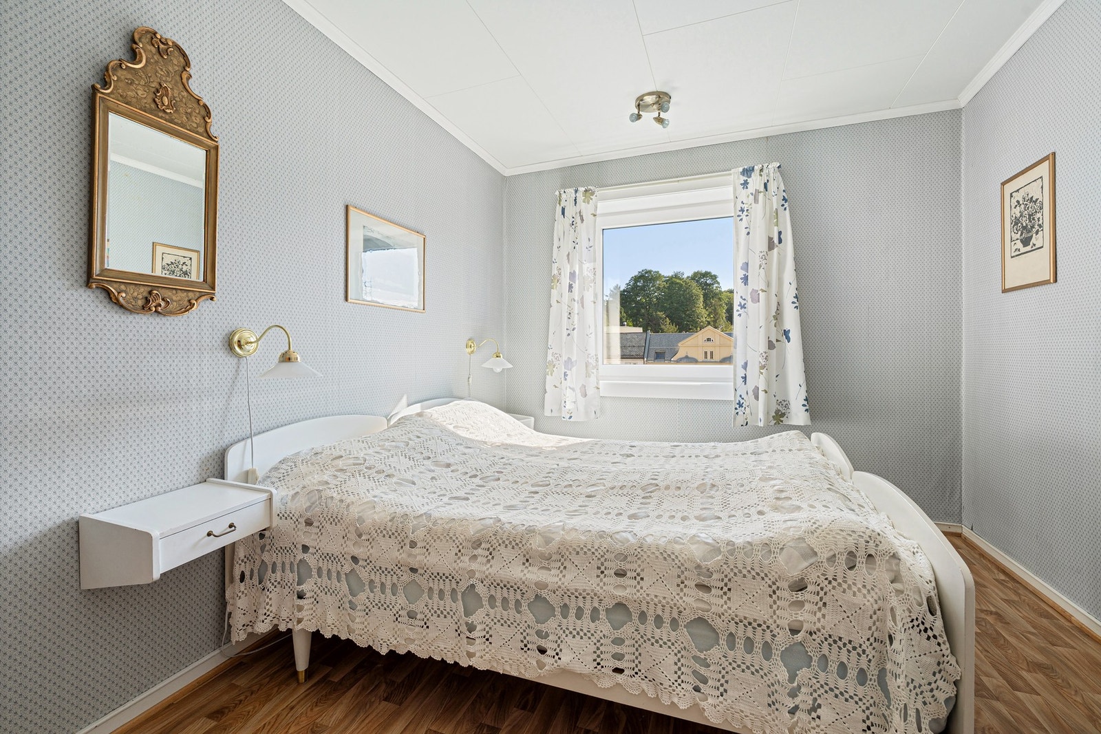 Leiligheten har to romslige soverom med god plass til dobbeltseng og garderobeskap. Galleribilde