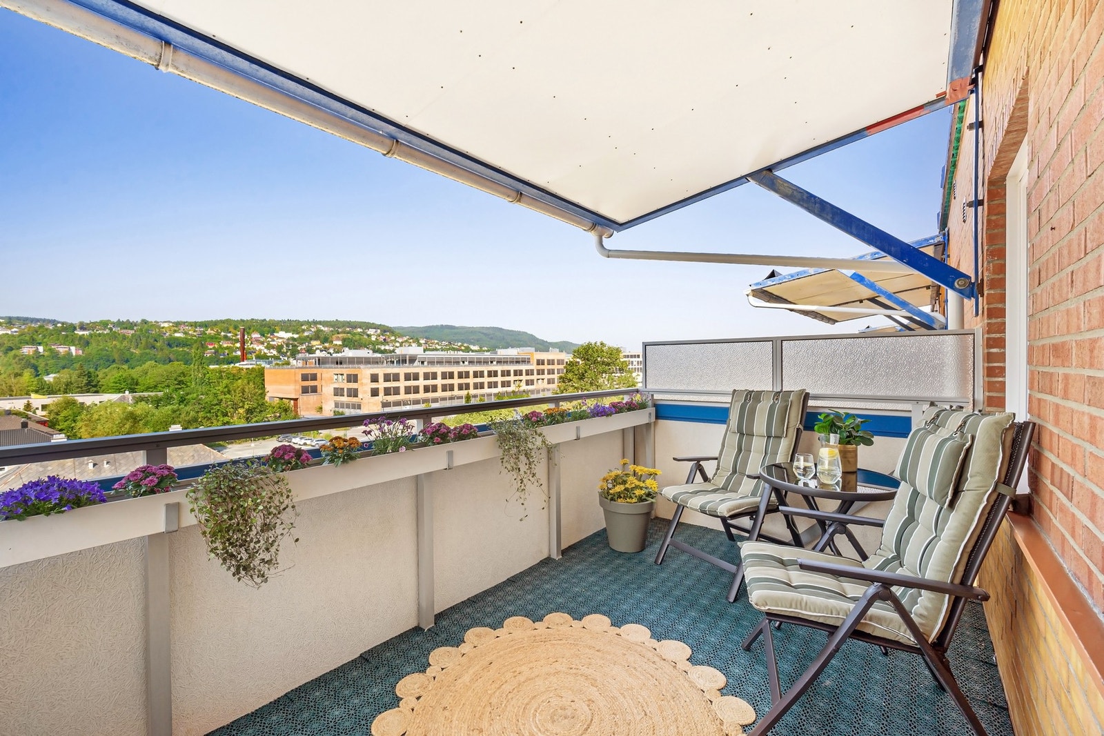 Balkongen er vestvendt og byr på nydelig utsikt mot Byåsen og gråkallen. Galleribilde