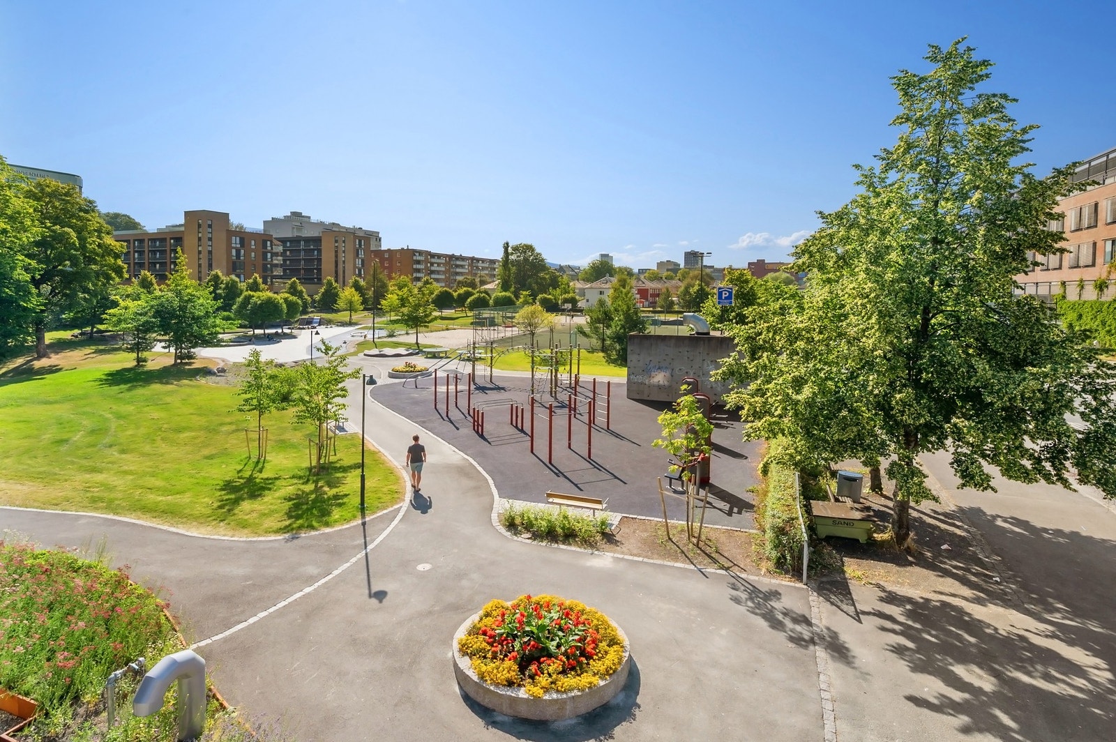 I kort avstand har du også godt utbredt parkanlegg. Finalebanen er rett utenfor døren og er en flott og populær aktivitetspark. Galleribilde