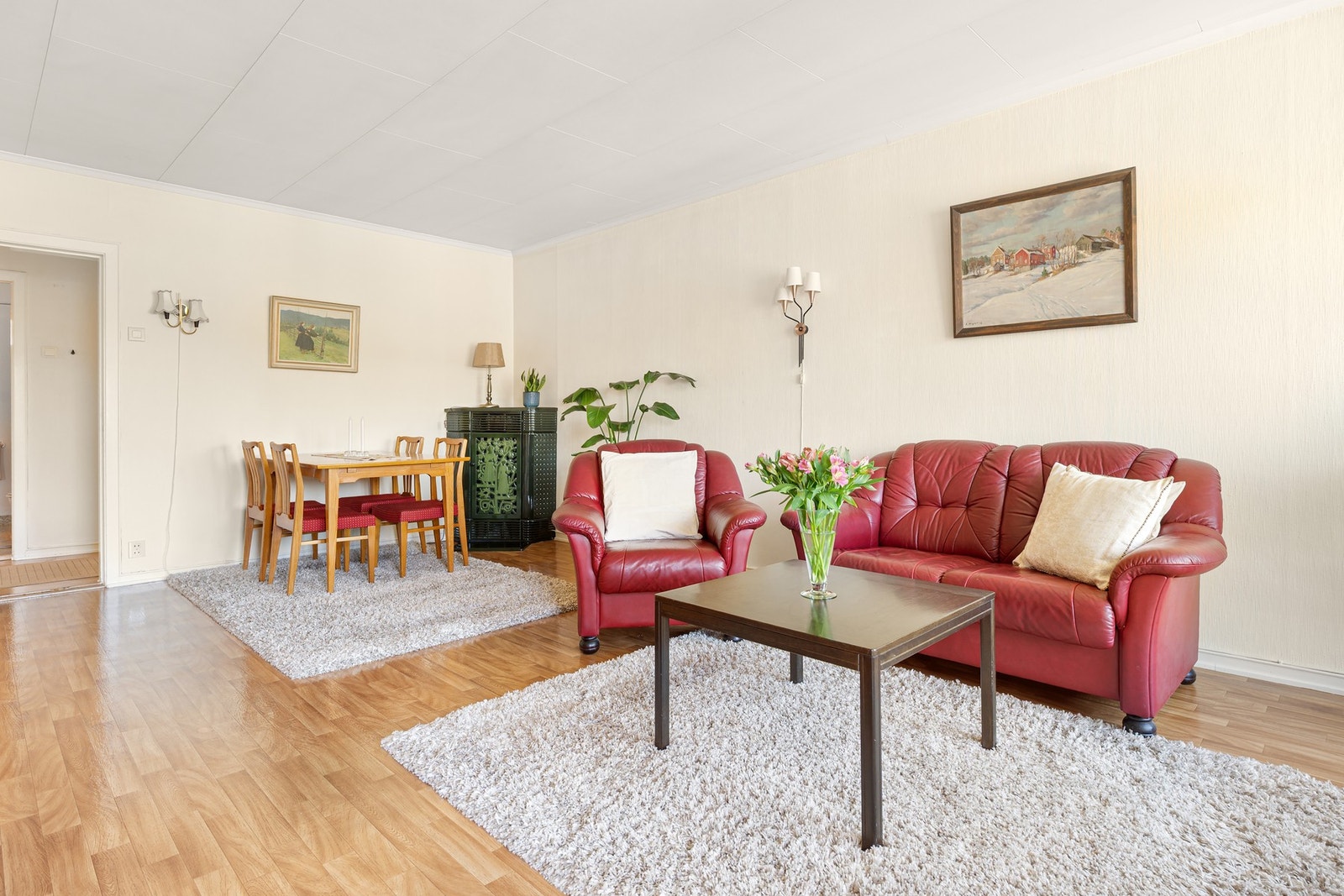 Romslig stue med god plass til sofagruppe og spisebord. Galleribilde