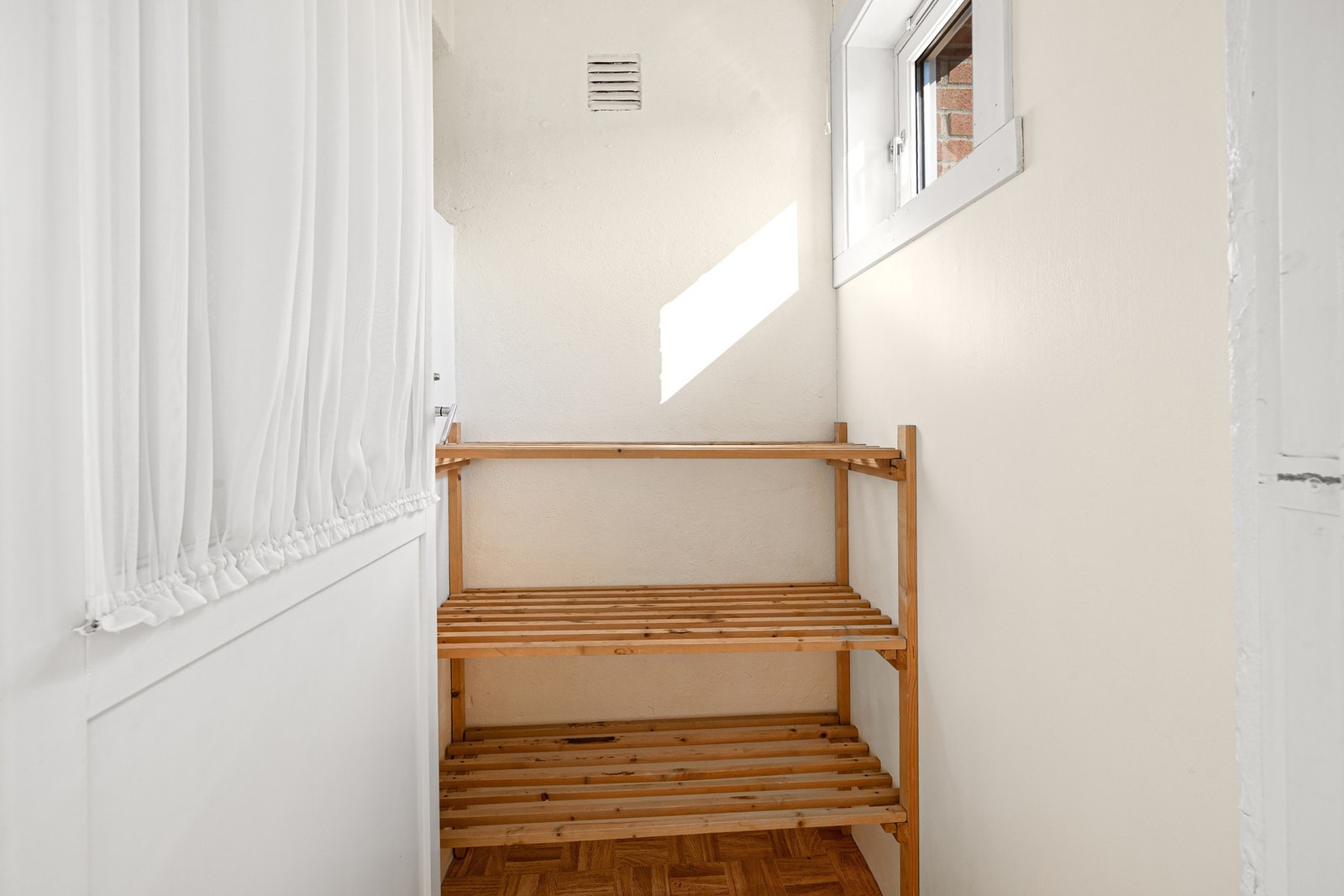 Fra kjøkkenet er det inngang til bod. Galleribilde