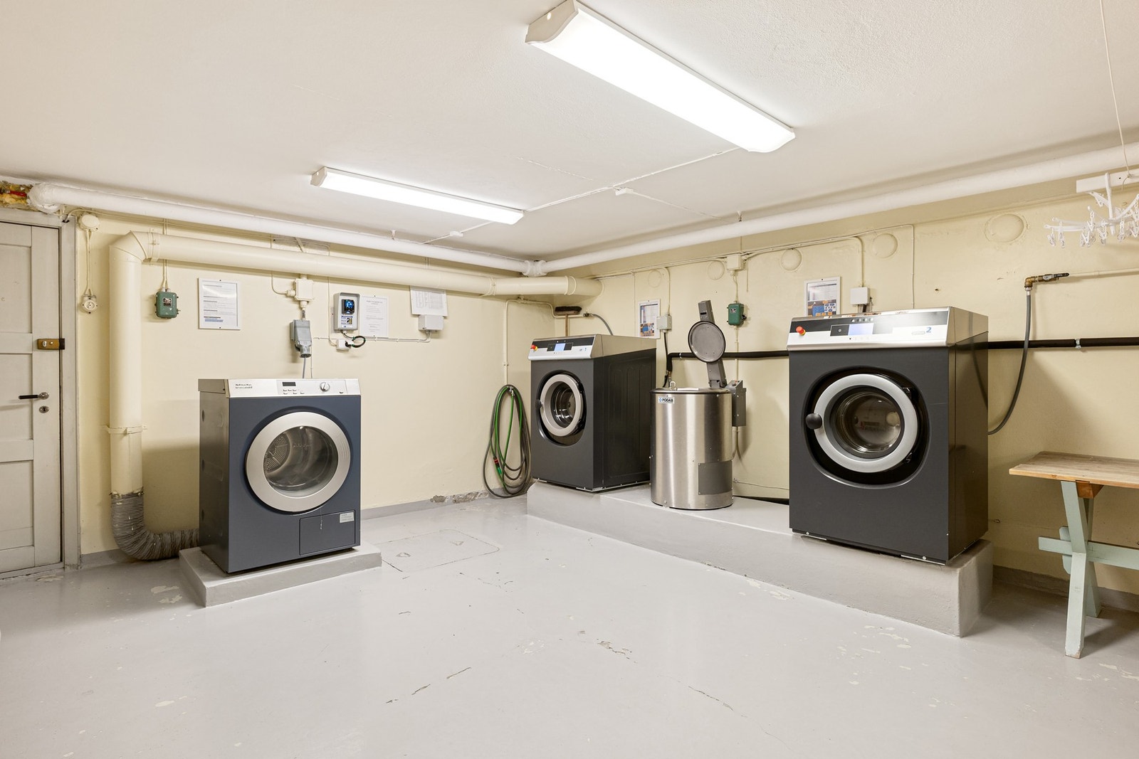 Felles vaskerom i kjeller. Det er også opplegg for vaskemaskin i leiligheten. Galleribilde