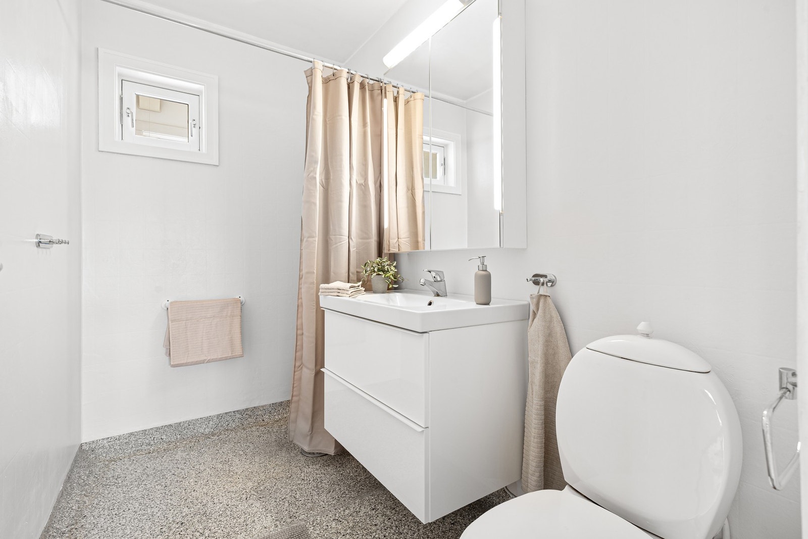 Lyst bad på 3,6 kvm. Galleribilde