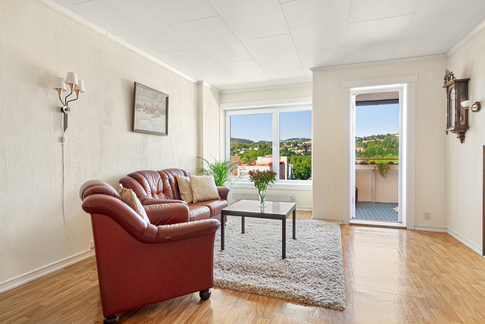 En romslig 3-roms i toppetasjen med fin utsikt og svært lite innsyn. Galleribilde