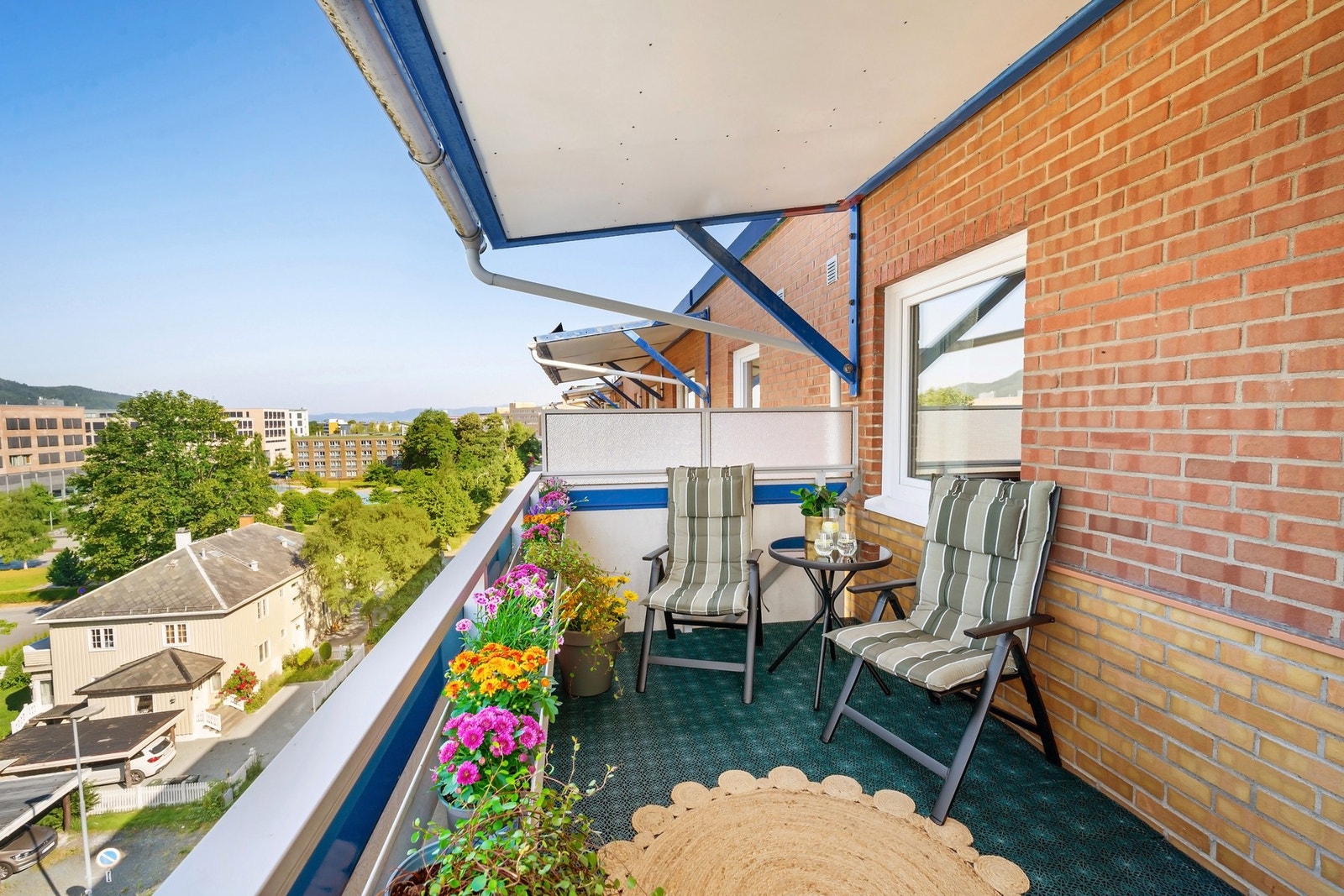 Her kan man nyte solen fra formiddagen til solen går ned. Galleribilde