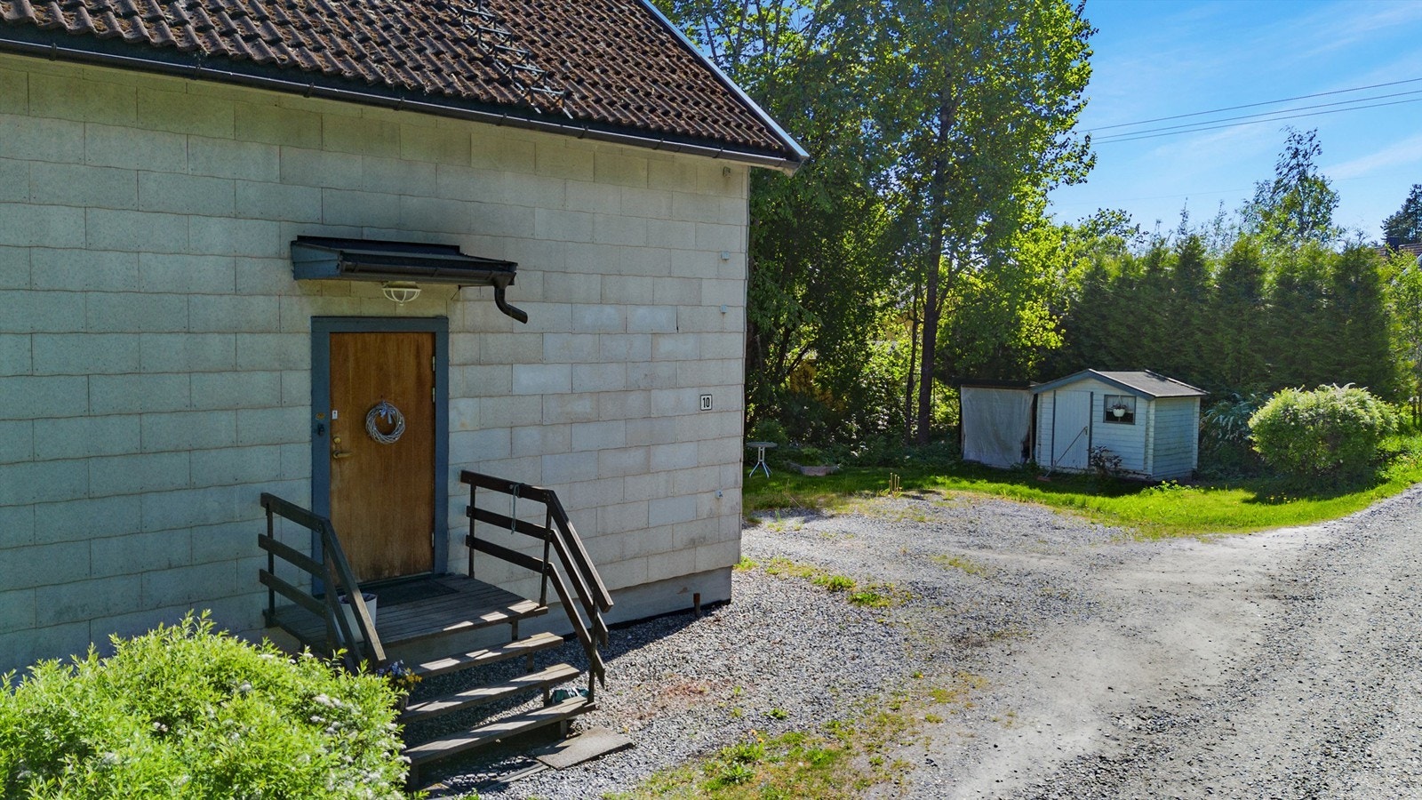 inngangsparti med parkering Galleribilde