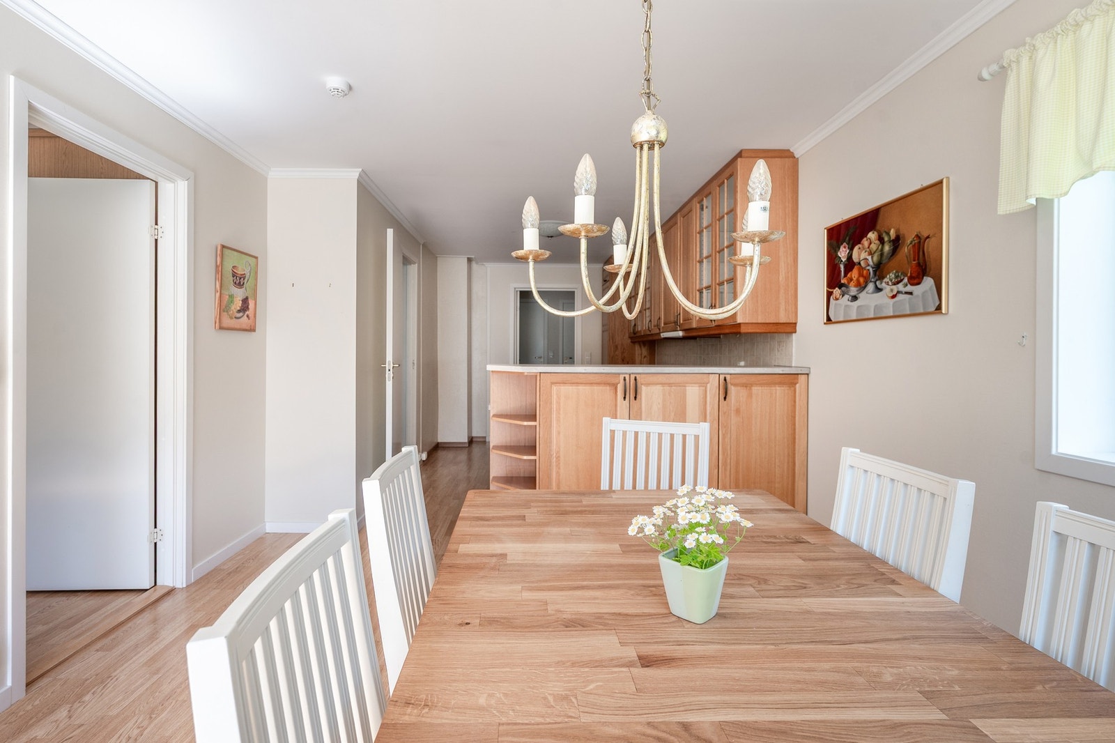 I kjøkkensonen er det god plass til spisestue. Galleribilde