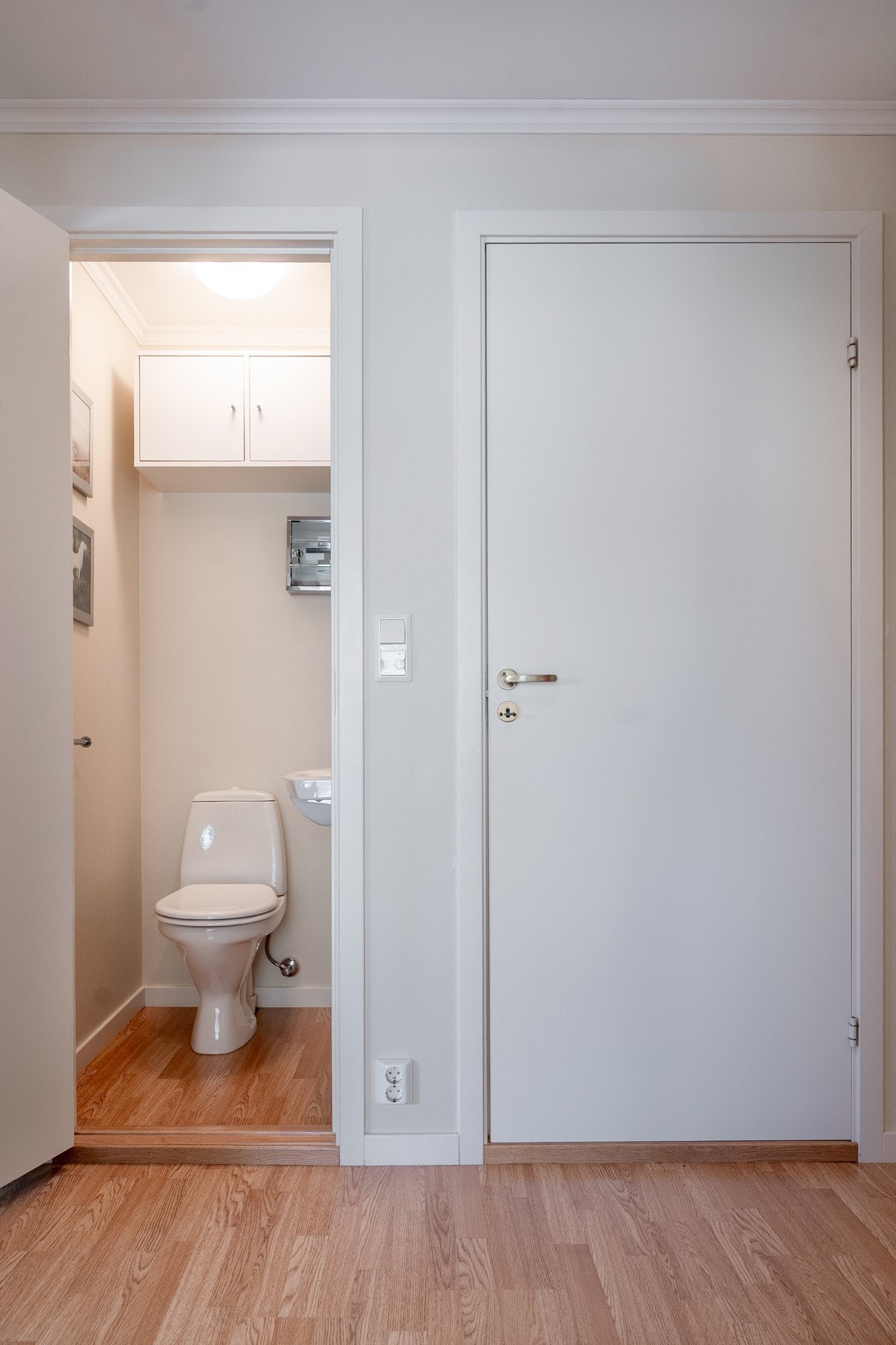 I entréen er det et toalettrom og bodrom. Galleribilde