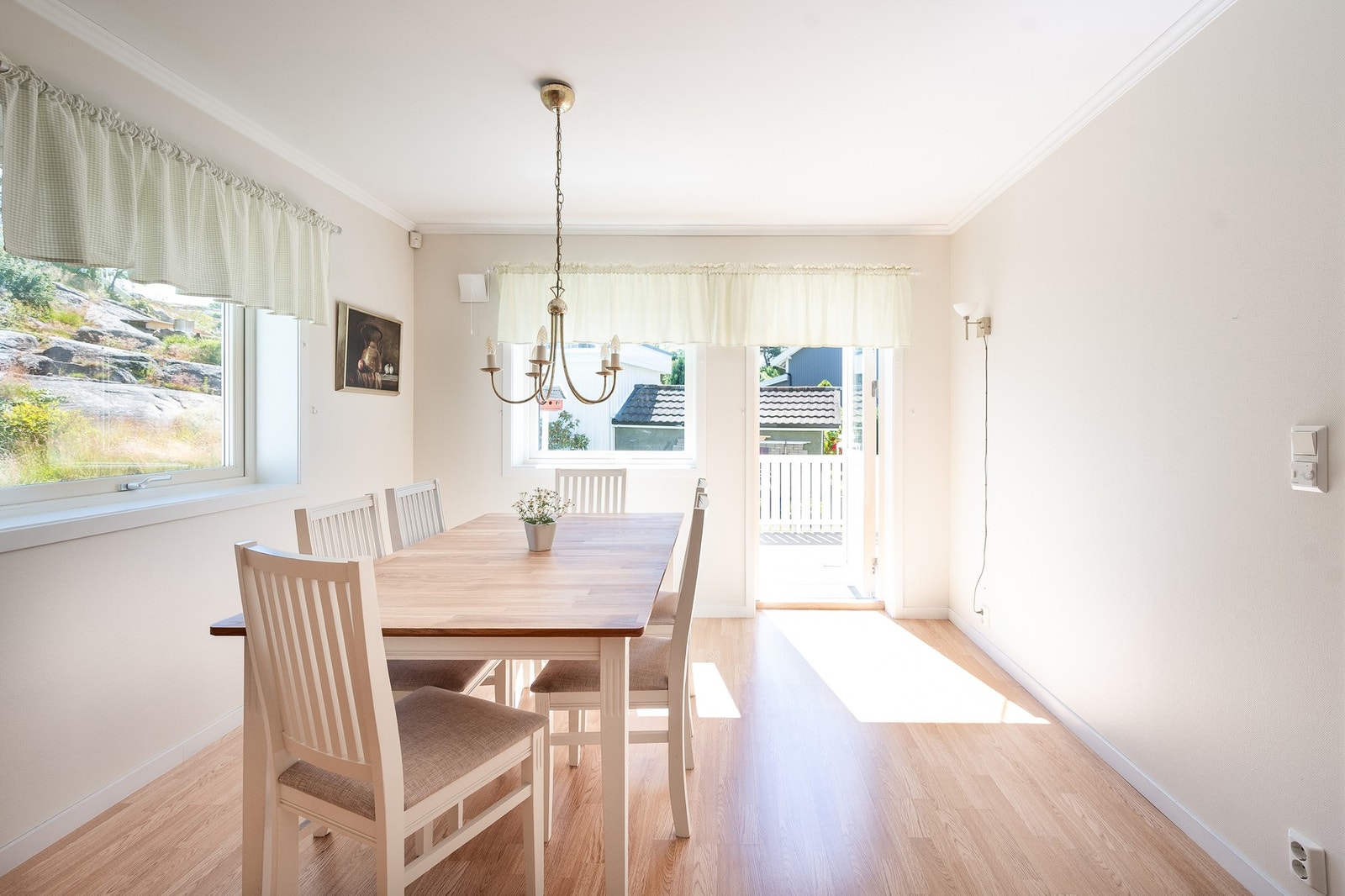 Fra kjøkkenet er det utgang til en sydvendt terrasse. Galleribilde